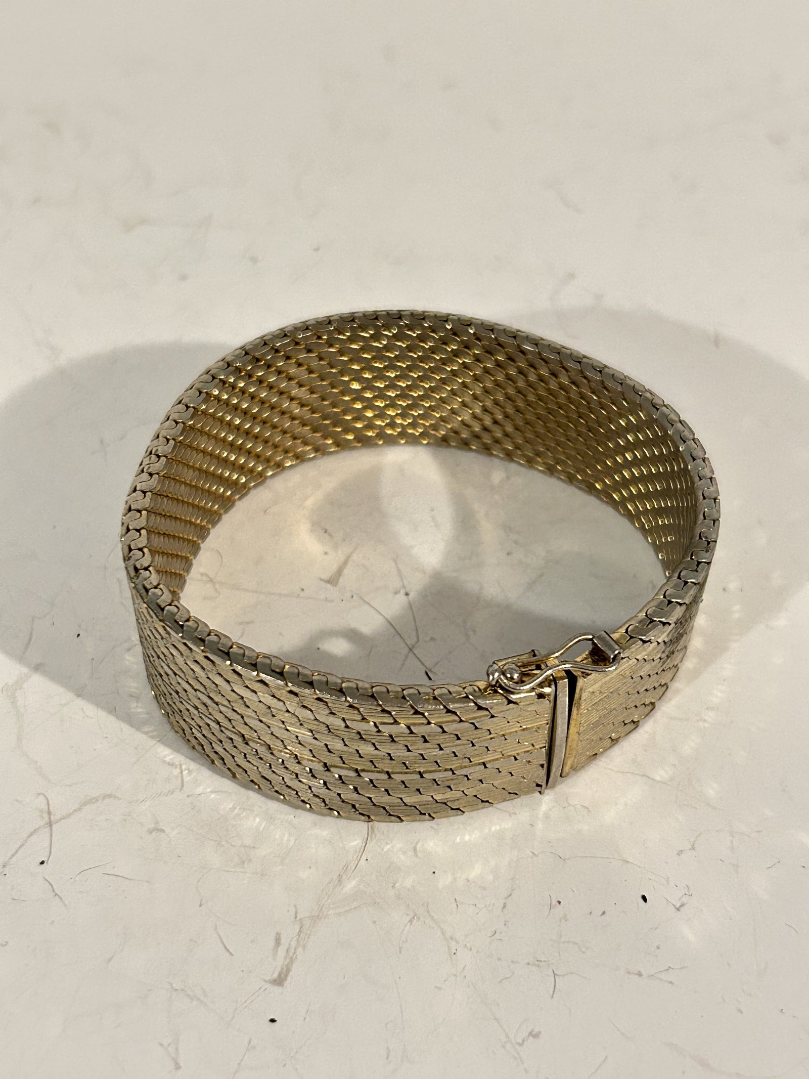 Vintage Italy 18K Gold-filled Bracelet 8": Vintage Italy 18K Gold-filled Bracelet 8" Please view all photos as they are part of the description and condition of this Item, Feel free to contact me with questions or picture requests! Used Item A