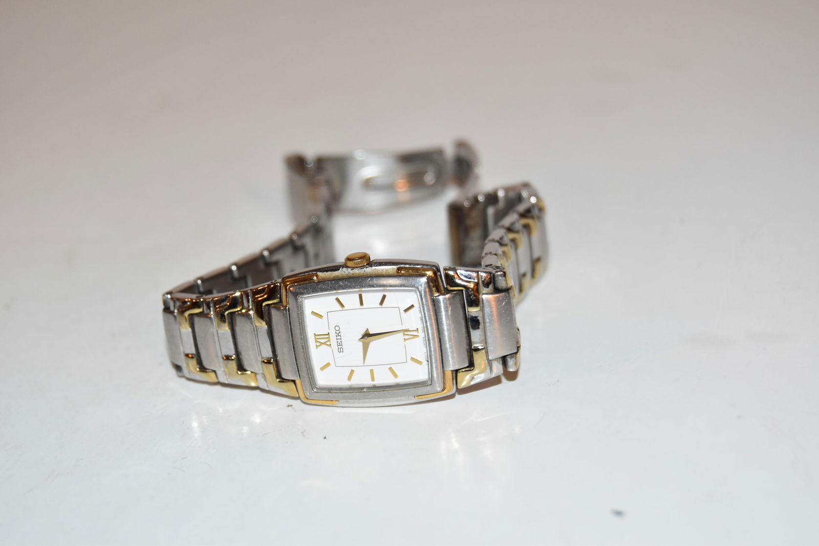 SEIKO 1N00-0FV0 Two Tone Quartz Analog Women's Watch Works needs Battery: SEIKO 1N00-0FV0 Two Tone Quartz Analog Women's Watch Works needs Battery Please view all photos as they are part of the description and condition of this Item, Feel free to contact me with questions o