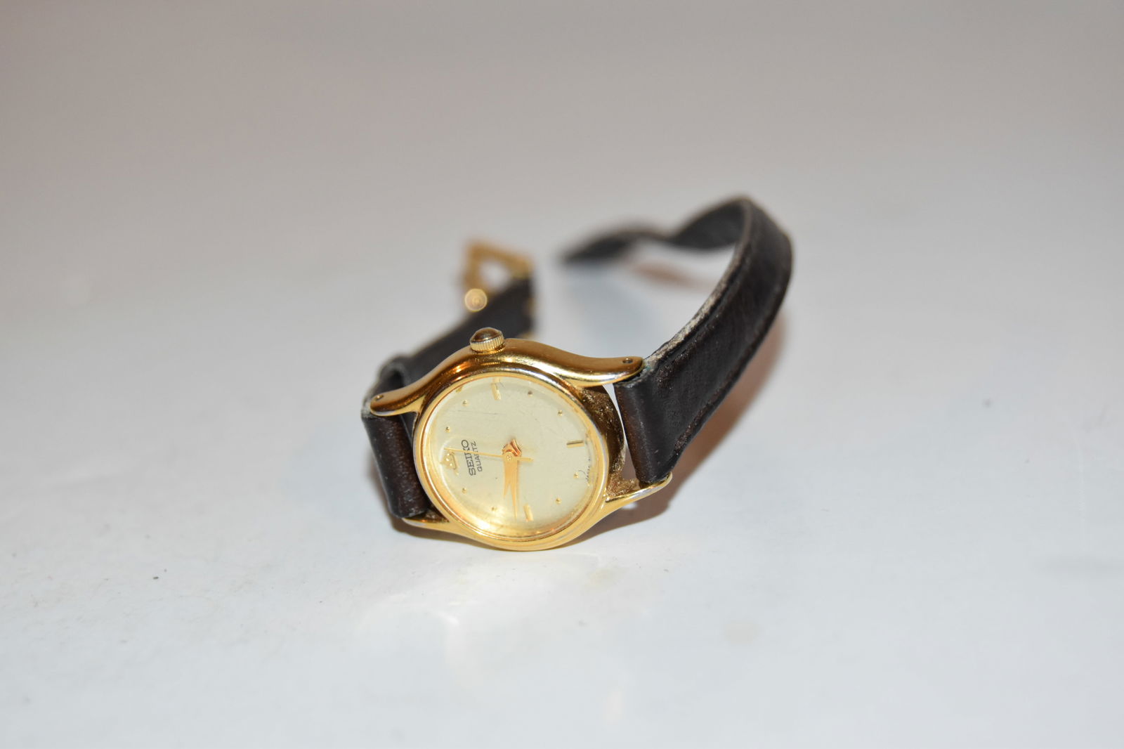Vintage Seiko Quartz Women Gold Tone Petite Analog Round Dress Watch 2Y01-0A10 works great!!!: Vintage Seiko Quartz Women Gold Tone Petite Analog Round Dress Watch 2Y01-0A10 works great!!! Please view all photos as they are part of the description and condition of this Item, Feel free to contac