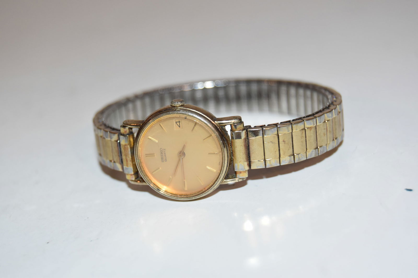 Vintage Seiko Quartz Women Gold Tone Petite Analog Dress Watch 2A22-0049 works great!!!: Vintage Seiko Quartz Women Gold Tone Petite Analog Dress Watch 2A22-0049 works great!!! Please view all photos as they are part of the description and condition of this Item, Feel free to contact me w