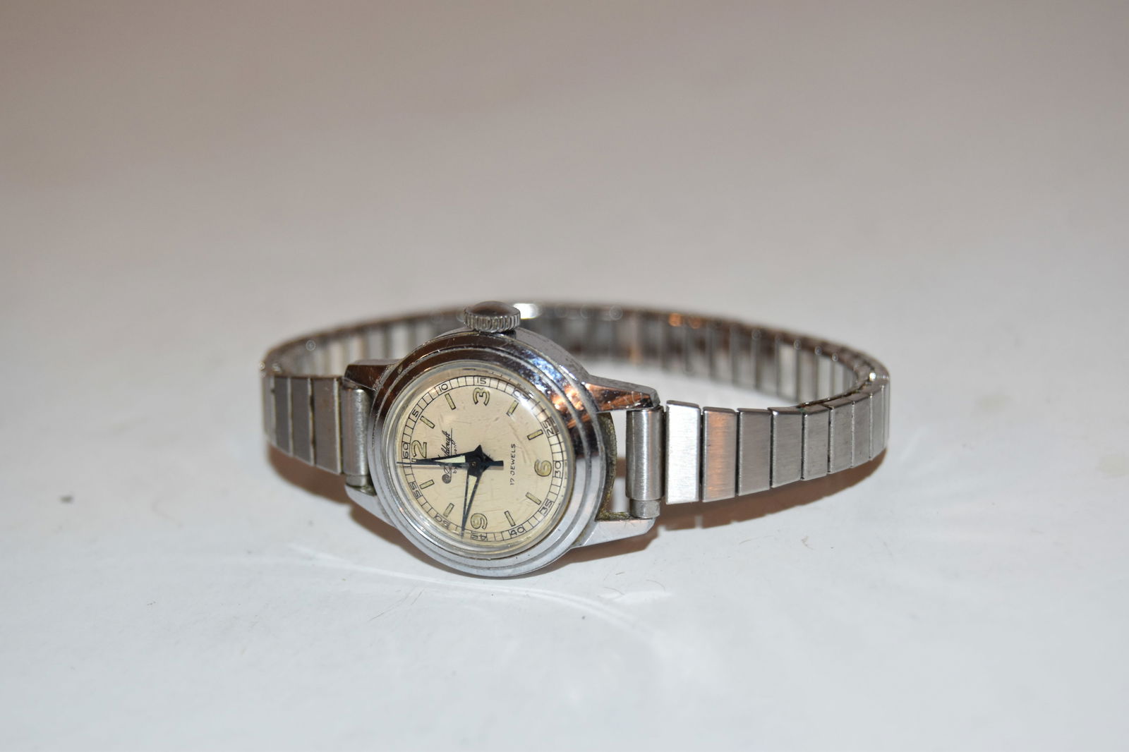 Vintage Gruen Guildcraft 17 Jewel Manual Wind Ladies Wristwatch works great!!!: Vintage Gruen Guildcraft 17 Jewel Manual Wind Ladies Wristwatch works great!!! Please view all photos as they are part of the description and condition of this Item, Feel free to contact me with quest