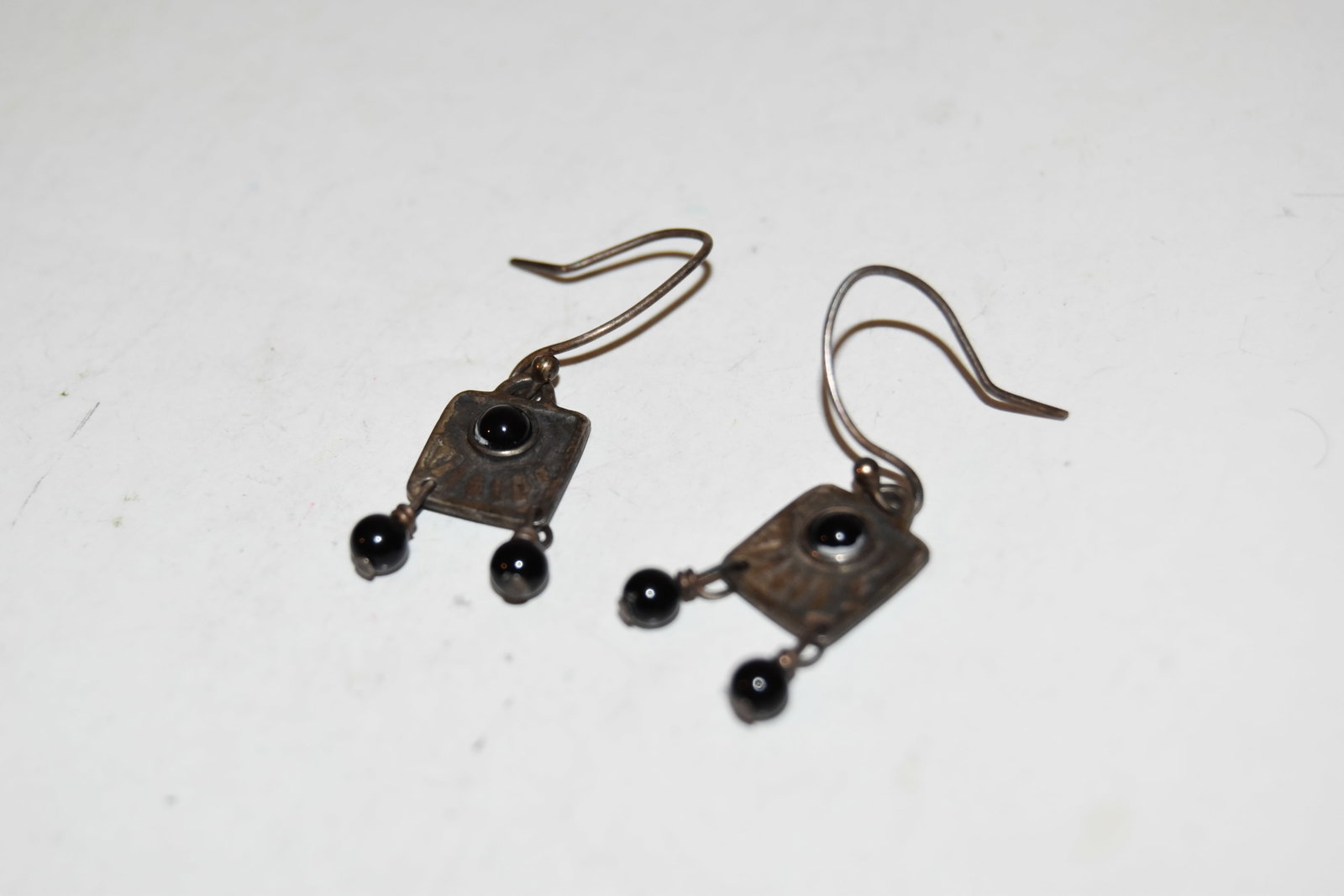Vintage Sterling Silver southwest onyx dangle earrings: Vintage Sterling Silver southwest onyx dangle earrings Please view all photos as they are part of the description and condition of this Item, Feel free to contact me with questions or picture requests