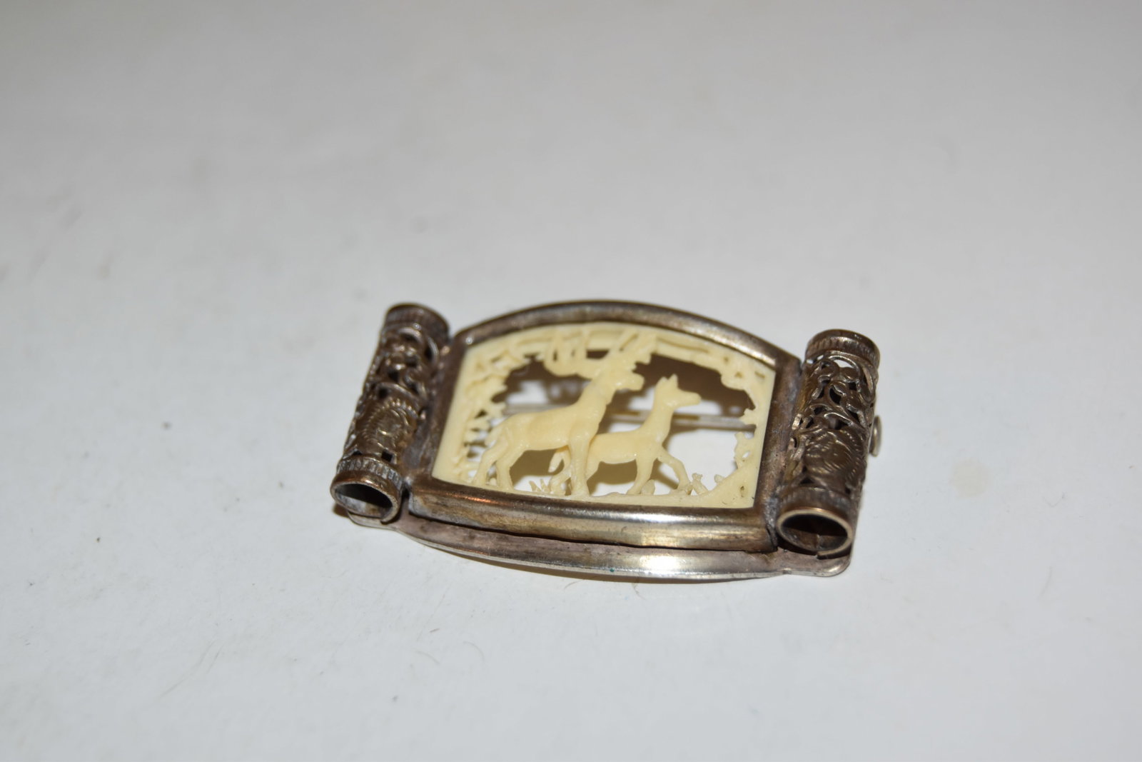 Vintage old Sterling Silver deer brooch: Vintage old Sterling Silver deer brooch Please view all photos as they are part of the description and condition of this Item, Feel free to contact me with questions or picture requests! Used Item AS 