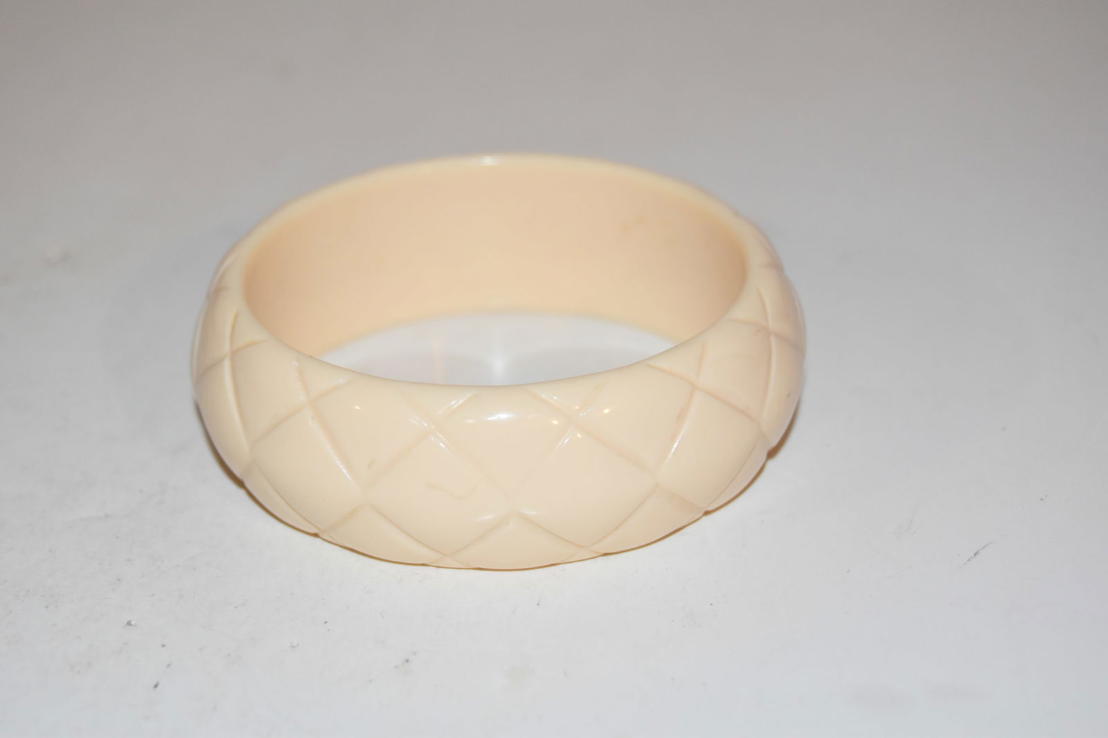 Vintage white plastic Bracelet 7": Vintage white plastic Bracelet 7" Please view all photos as they are part of the description and condition of this Item, Feel free to contact me with questions or picture requests! Used Item AS IS