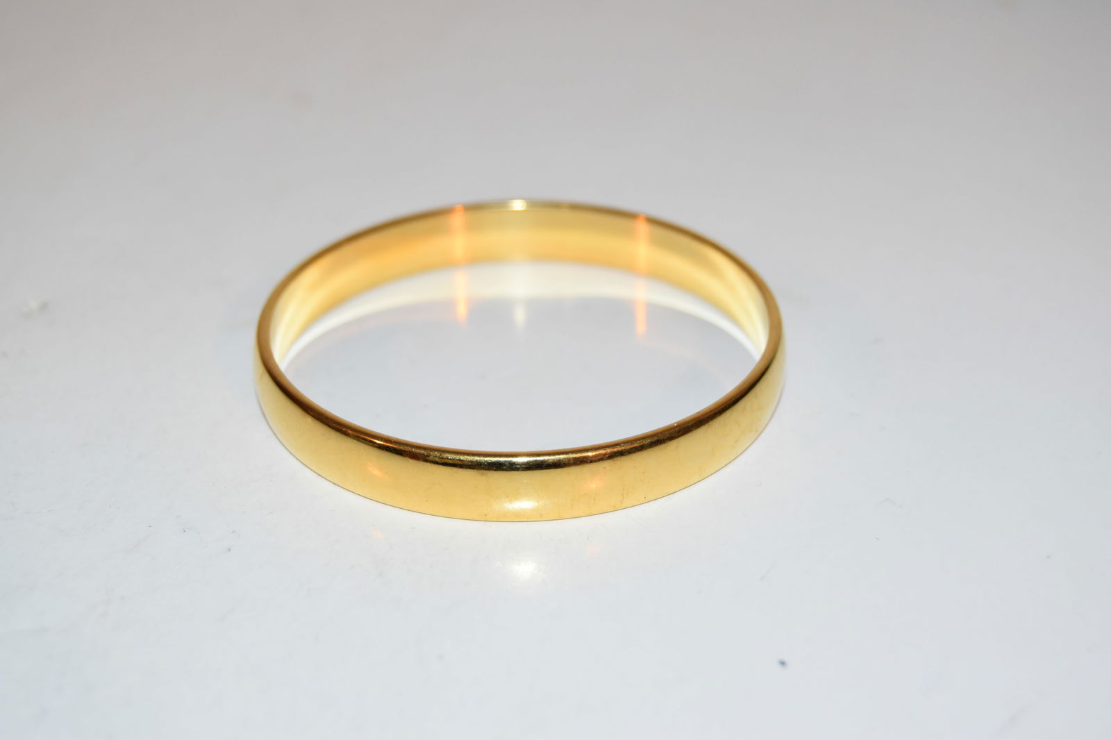 Vintage monet goldtone Bracelet 7": Vintage monet goldtone Bracelet 7" Please view all photos as they are part of the description and condition of this Item, Feel free to contact me with questions or picture requests! Used Item AS IS