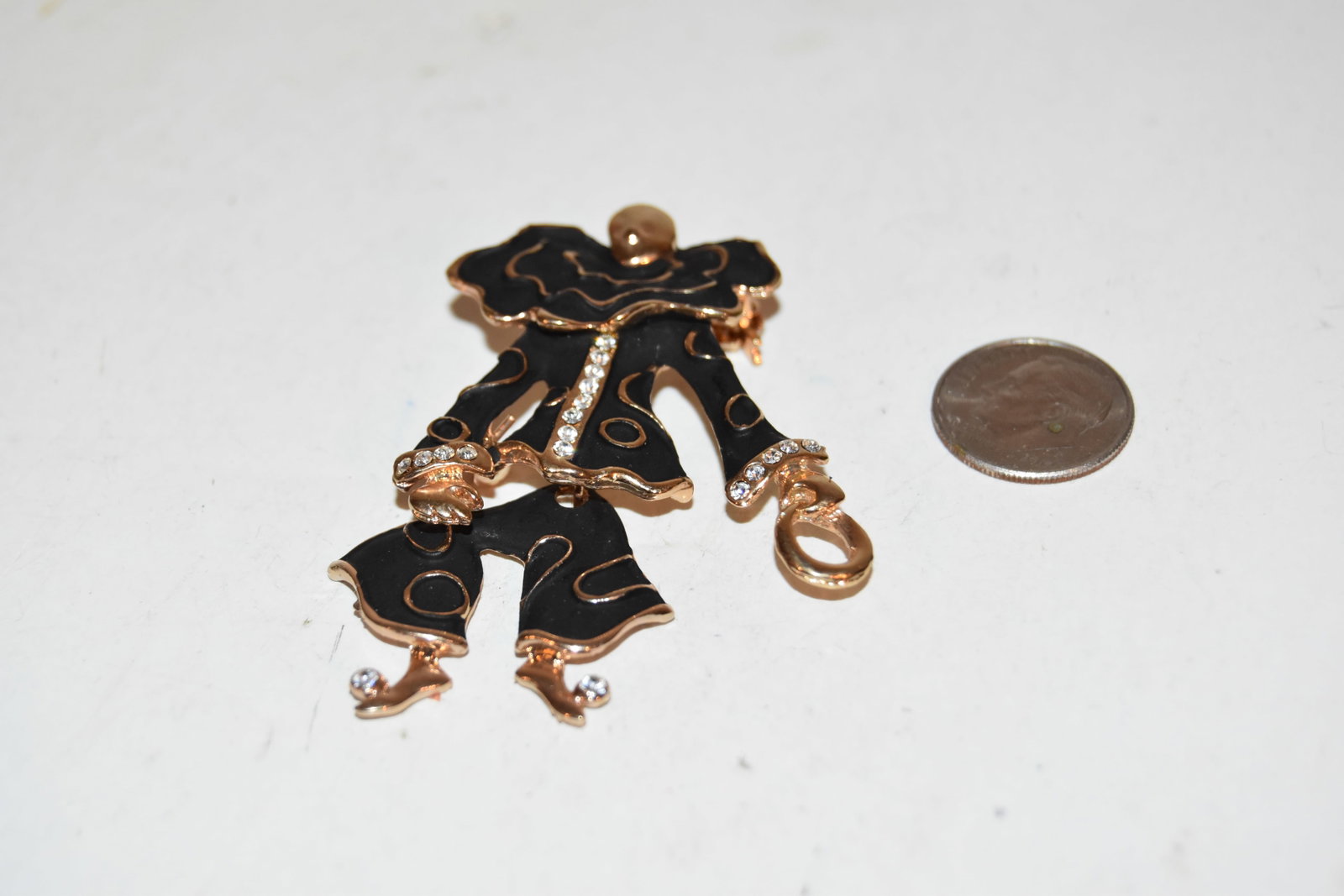 Vintage gold tone black enamel clown Brooch: Vintage gold tone black enamel clown Brooch Please view all photos as they are part of the description and condition of this Item, Feel free to contact me with questions or picture requests! Used Item