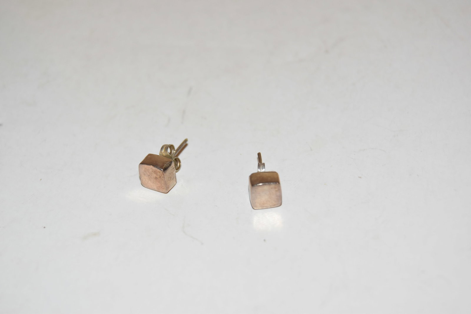Vintage Sterling Silver post earrings: Vintage Sterling Silver post earrings Please view all photos as they are part of the description and condition of this Item, Feel free to contact me with questions or picture requests! Used Item AS IS