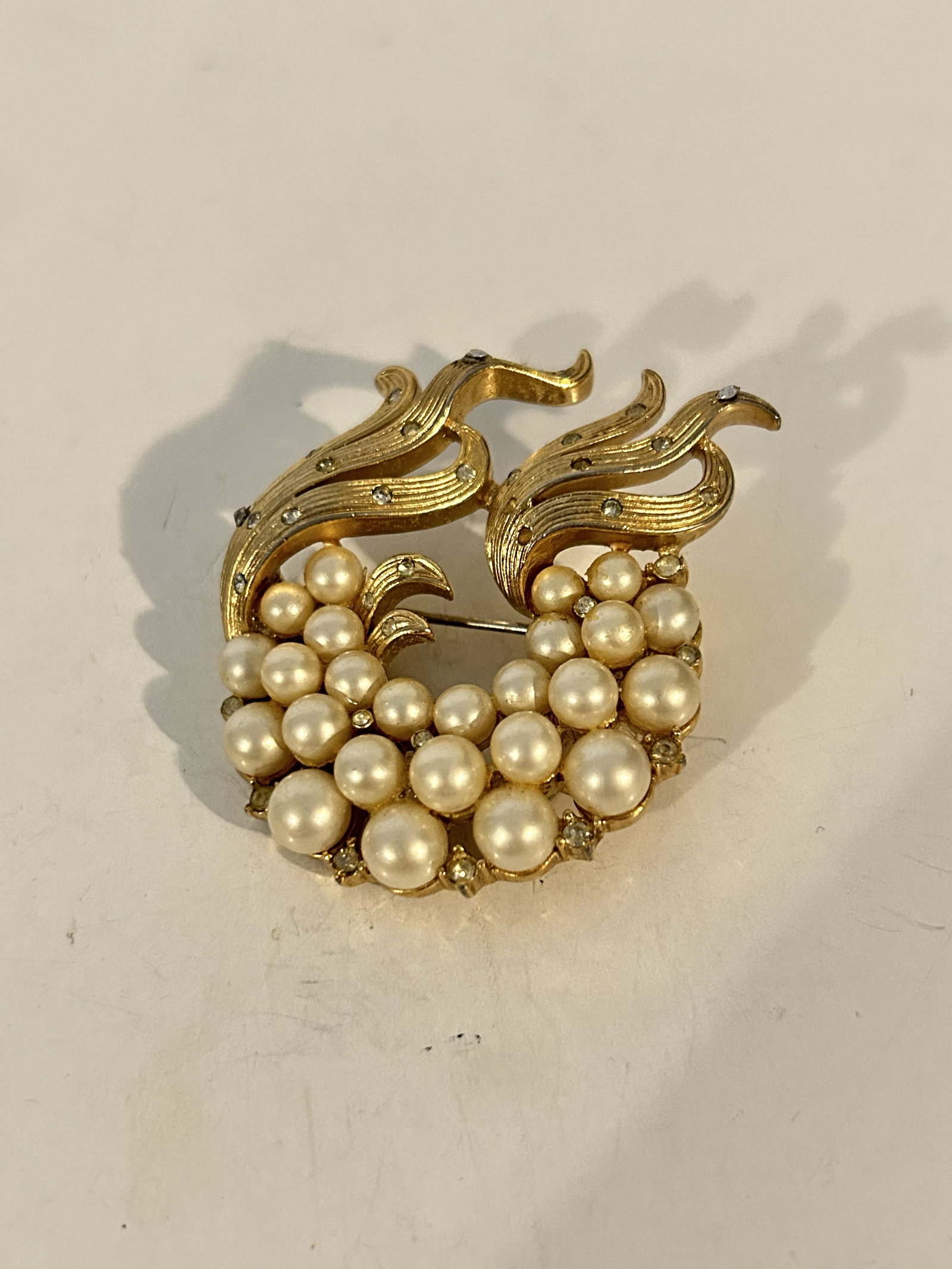 Vintage gold tone trifari pearl flower Brooch: Vintage gold tone trifari pearl flower Brooch Please view all photos as they are part of the description and condition of this Item, Feel free to contact me with questions or picture requests! Used It