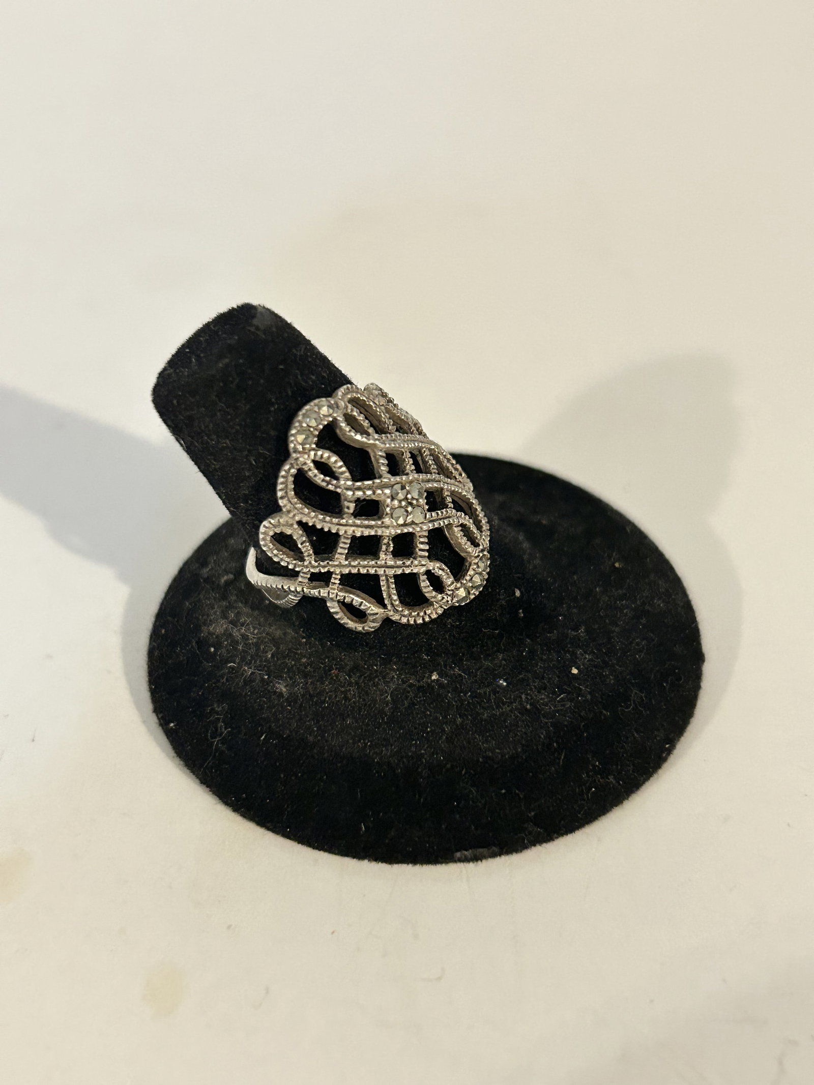 Sterling Silver CW Marcasite Filigree Ring sz 8: Sterling Silver CW Marcasite Filigree Ring sz 8 Please view all photos as they are part of the description and condition of this Item, Feel free to contact me with questions or picture requests! Used 