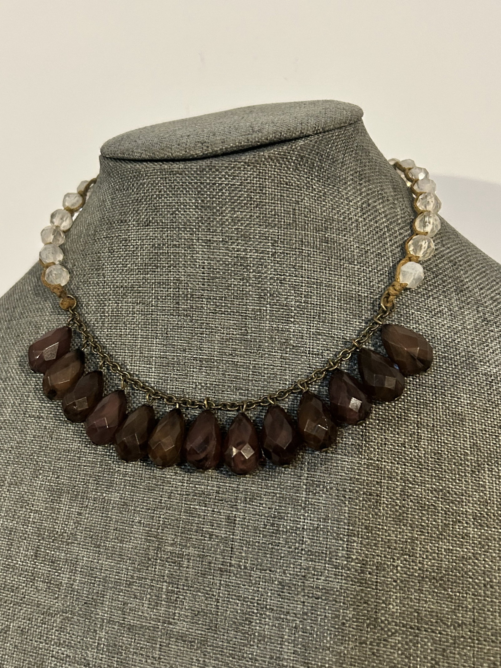 Vintage beaded Necklace sz 15": Vintage beaded Necklace sz 15" Please view all photos as they are part of the description and condition of this Item, Feel free to contact me with questions or picture requests! Used Item AS IS