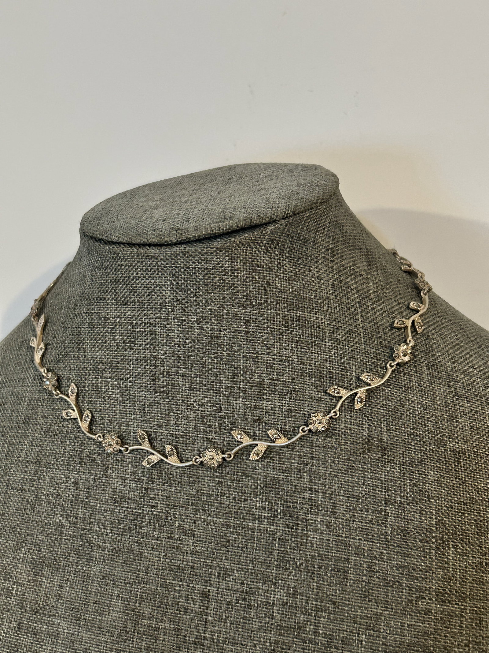 Vintage Sterling Silver marcasite Necklace sz 15": Vintage Sterling Silver marcasite Necklace sz 15" Please view all photos as they are part of the description and condition of this Item, Feel free to contact me with questions or picture requests! Use
