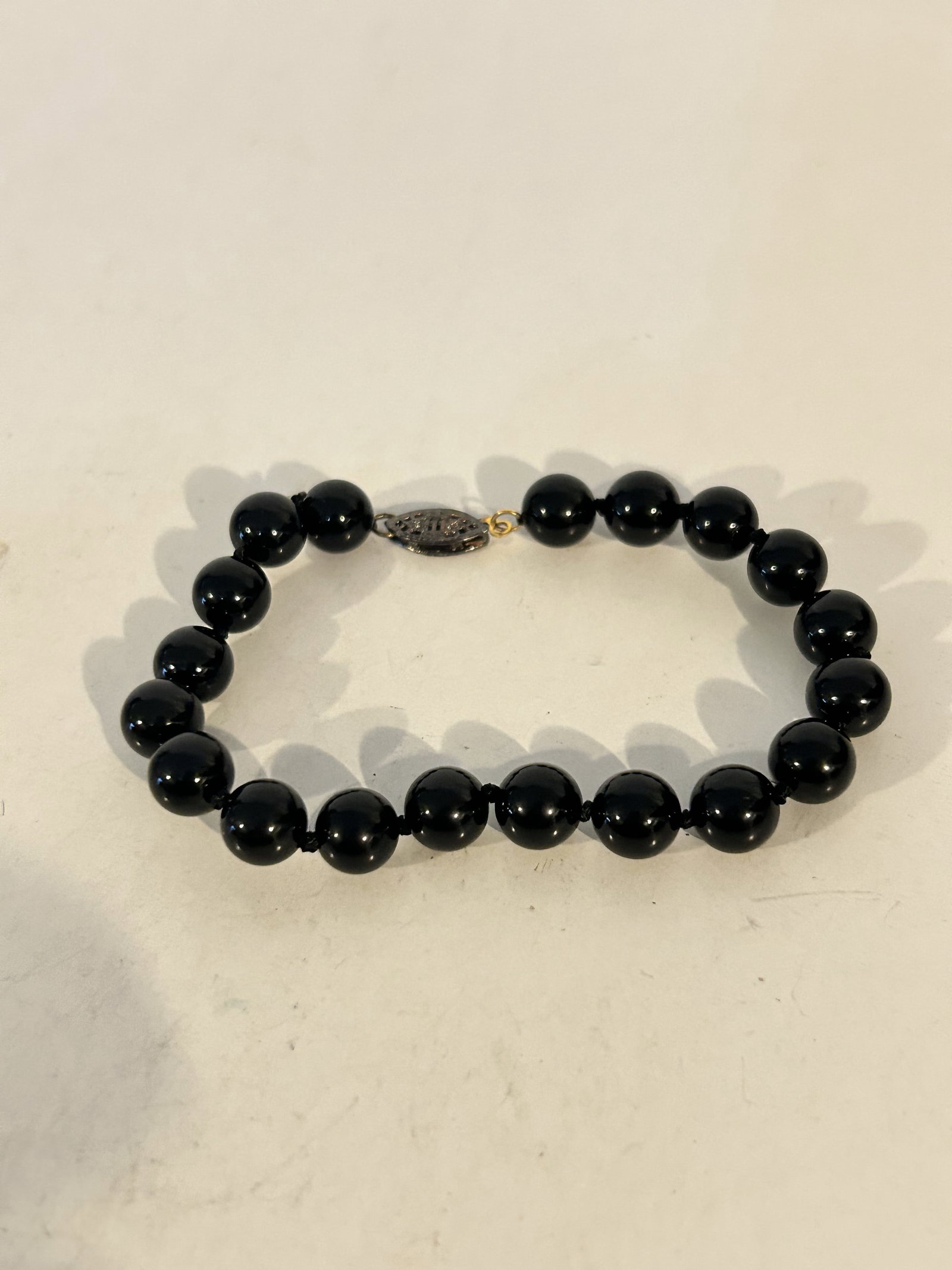 Vintage black beaded Bracelet sz 6": Vintage black beaded Bracelet sz 6" Please view all photos as they are part of the description and condition of this Item, Feel free to contact me with questions or picture requests! Used Item AS IS