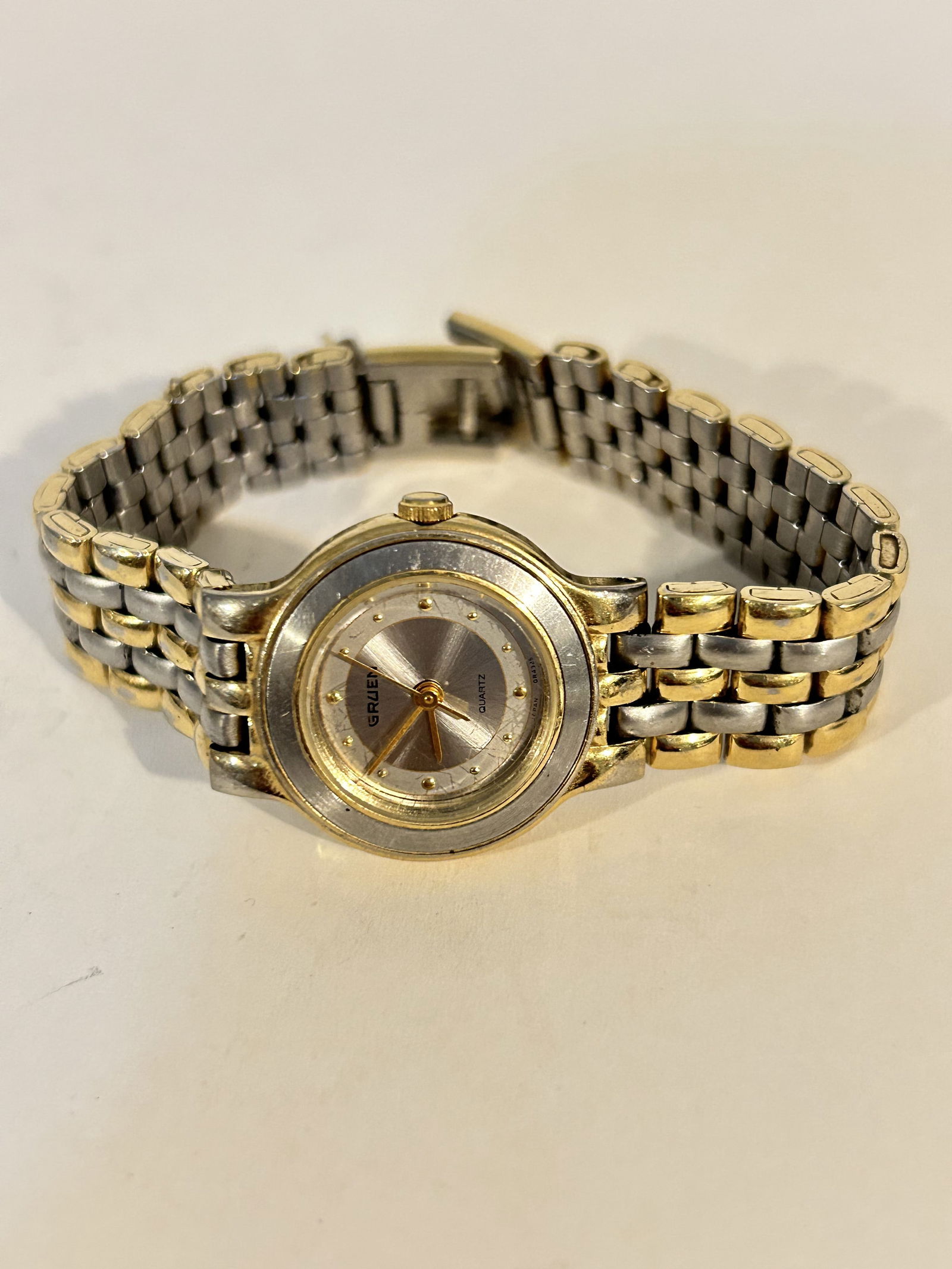 Vintage Gruen two tone working Watch 001-6L32: Vintage Gruen two tone working Watch 001-6L32 Please view all photos as they are part of the description and condition of this Item, Feel free to contact me with questions or picture requests! Used It