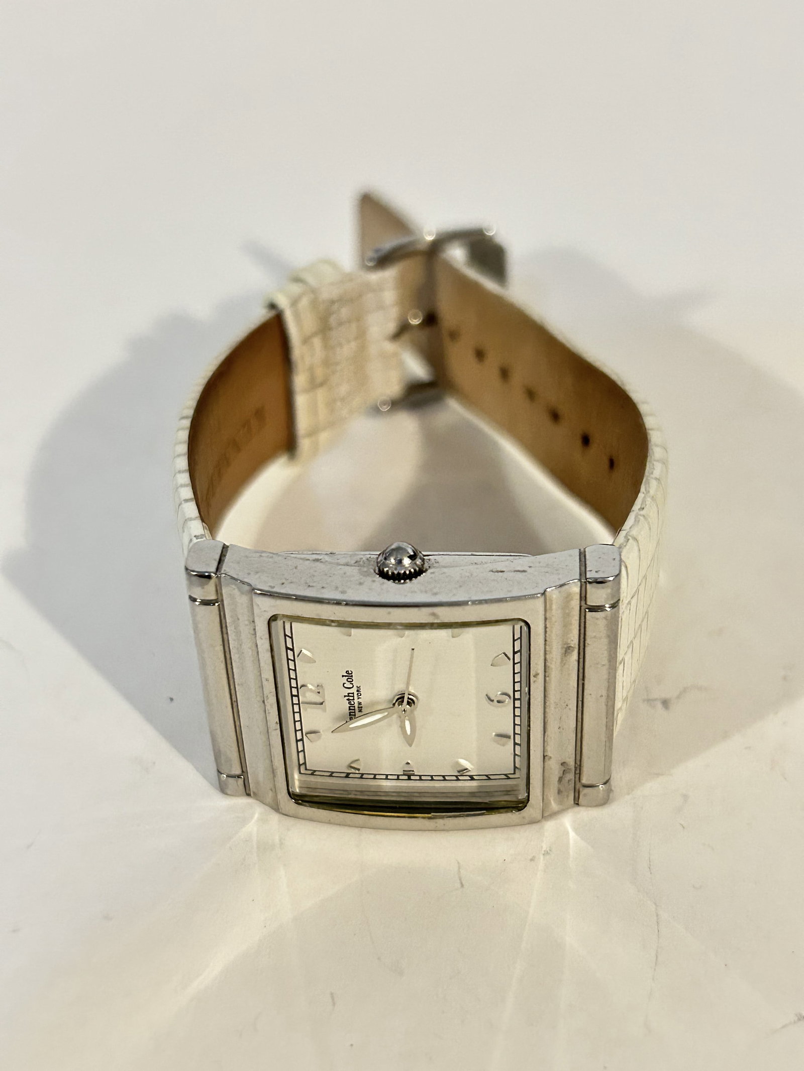 vintage kenneth cole watch kc2250 works great!!!: vintage kenneth cole watch kc2250 works great!!! Please view all photos as they are part of the description and condition of this Item, Feel free to contact me with questions or picture requests! Used
