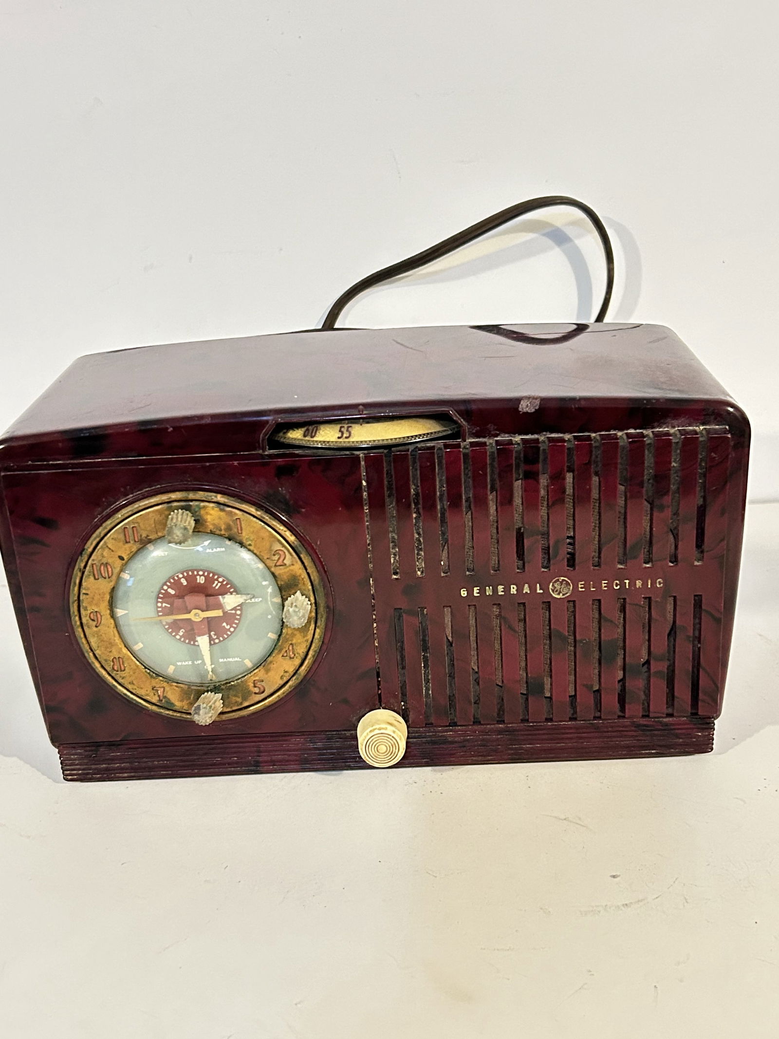 Vintage General Electric GE Tube Radio Model 515 Maroon Red Bakelite Case works small crack in the (1 of 6)