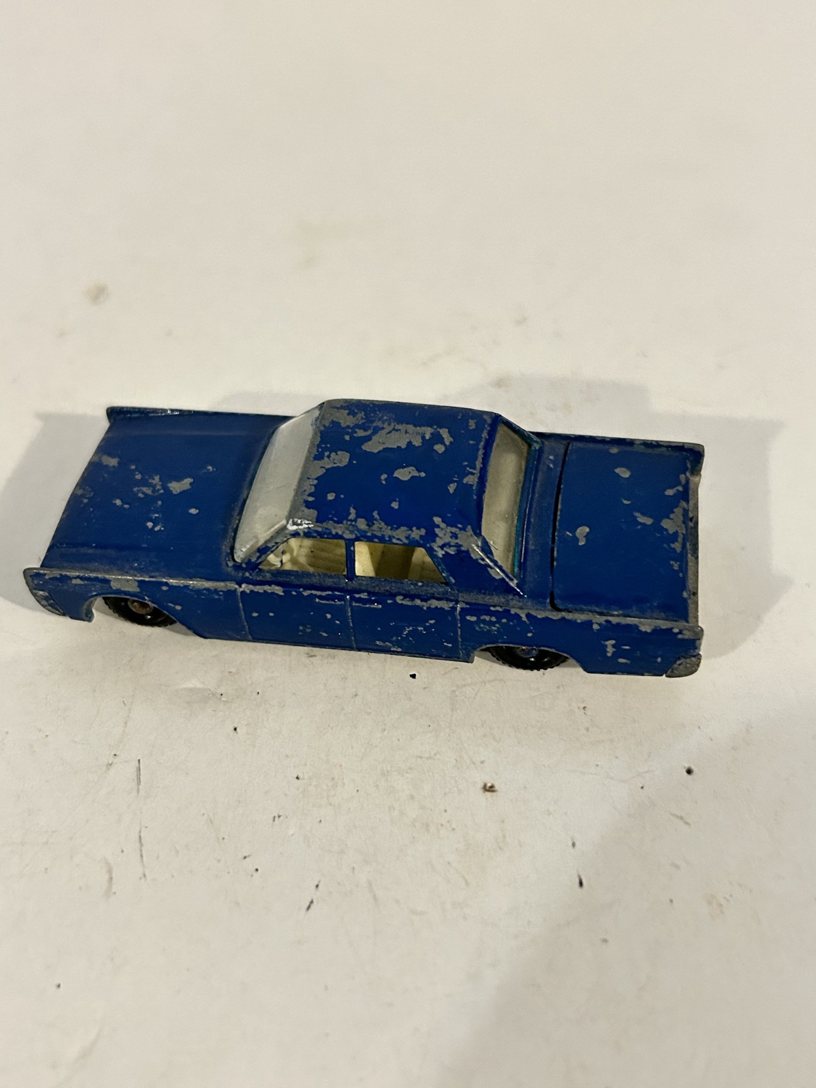 Vintage Match box car LINCOLN CONTINENTAL #31: Vintage Match box car LINCOLN CONTINENTAL #31 Please view all photos as they are part of the description and condition of this Item, Feel free to contact me with questions or picture requests! Used It