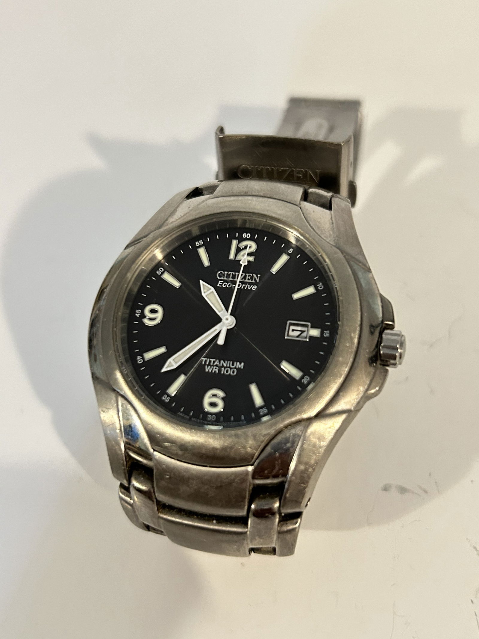 Citizen Eco-Drive Titanium E111-K007297 Men's Quartz Watch works great!!!: Citizen Eco-Drive Titanium E111-K007297 Men's Quartz Watch works great!!! Please view all photos as they are part of the description and condition of this Item, Feel free to contact me with questions