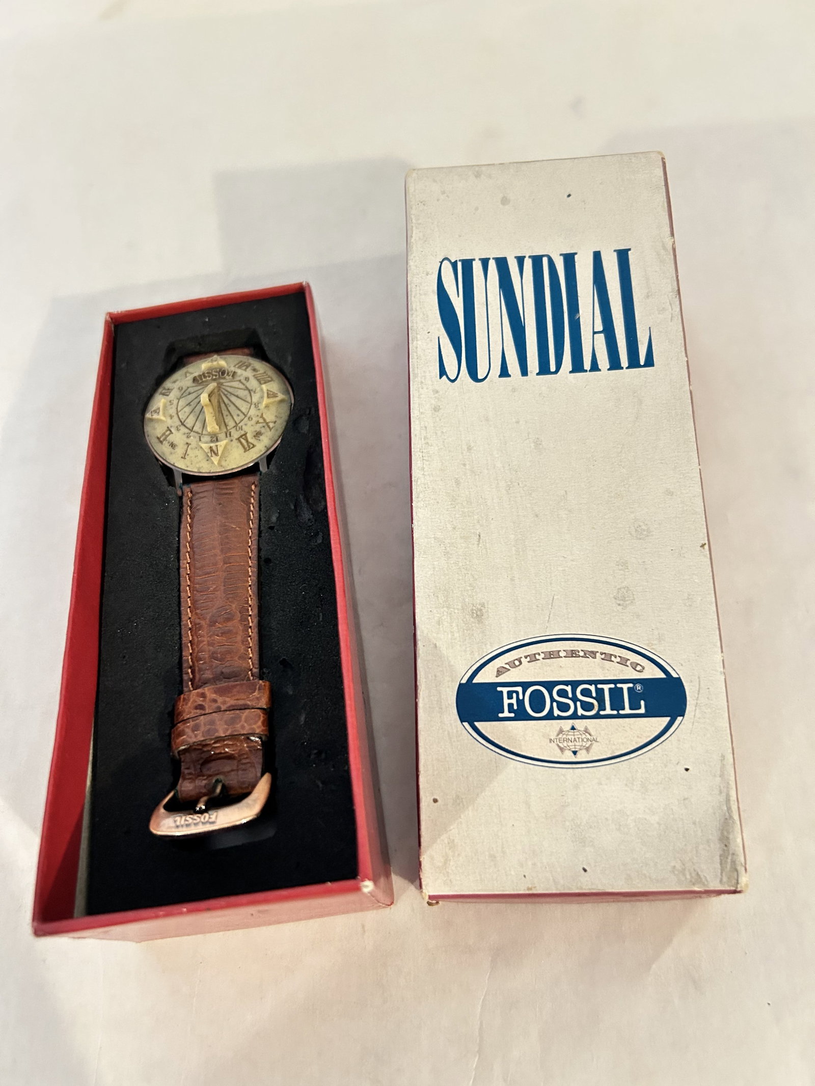 Vintage Fossil Sundial Watch w Genuine Leather Band New: Vintage Fossil Sundial Watch w Genuine Leather Band New Please view all photos as they are part of the description and condition of this Item, Feel free to contact me with questions or picture request