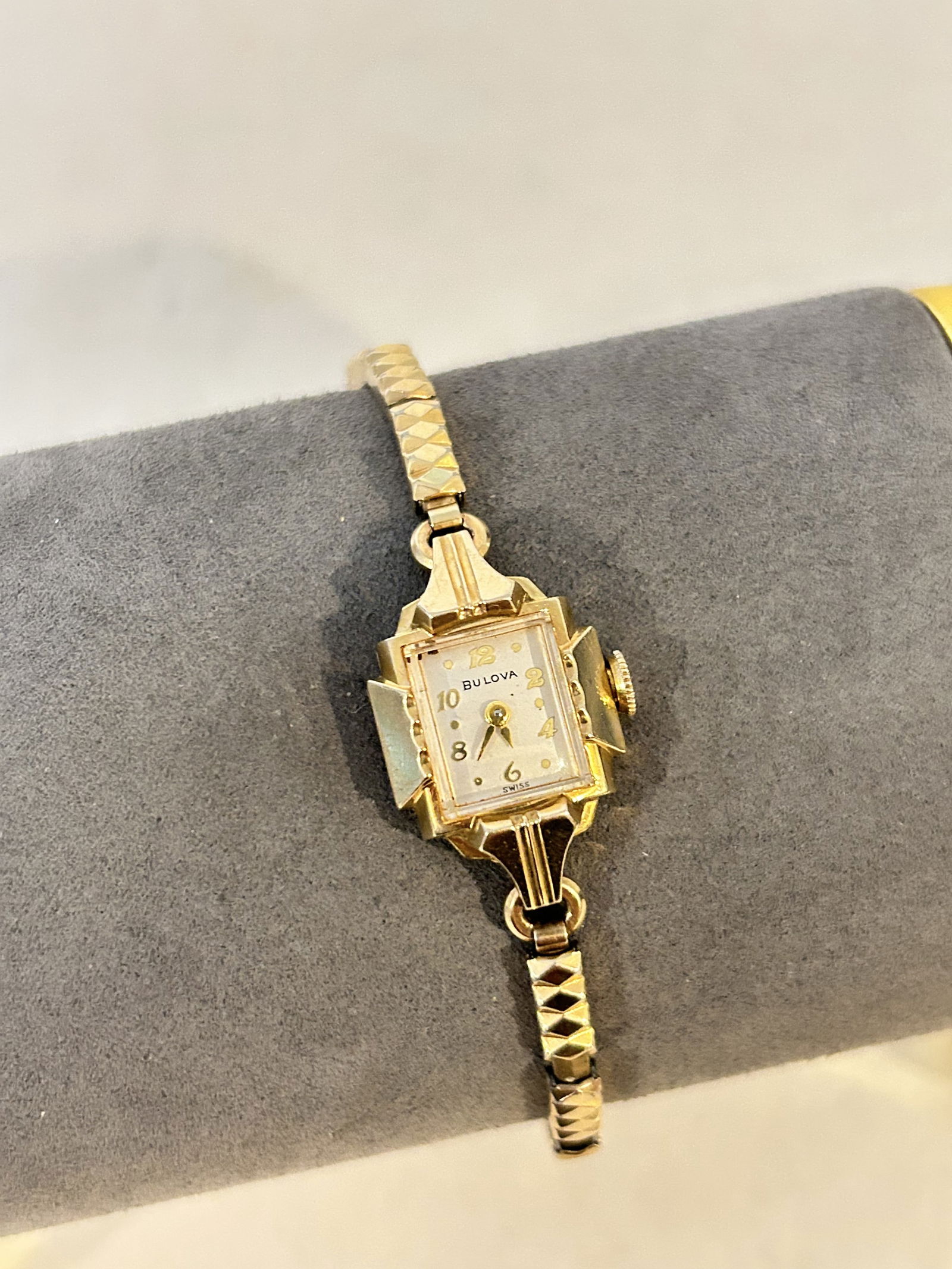 Vintage Estate Ladies Bulova Mech gold filled Wrist Watch: Vintage Estate Ladies Bulova Mech gold filled Wrist Watch Please view all photos as they are part of the description and condition of this Item, Feel free to contact me with questions or picture reque
