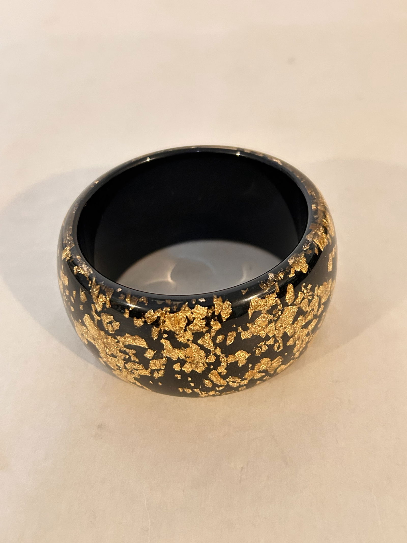 Amedeo NYC Cameo Bangle gold tone Lucite Clear bracelet 7" (1 of 4)