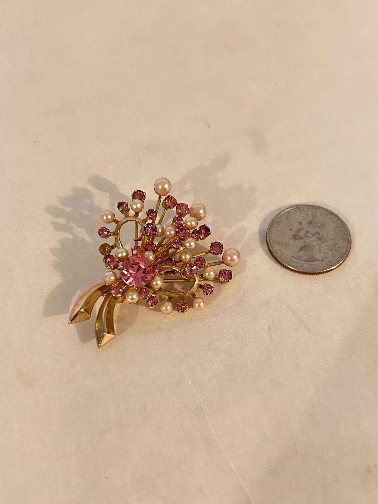 Vintage Kramer of New York floral brooch missing 1 stone: Vintage Kramer of New York floral brooch missing 1 stone Please view all photos as they are part of the description and condition of this Item, Feel free to contact me with questions or picture reques