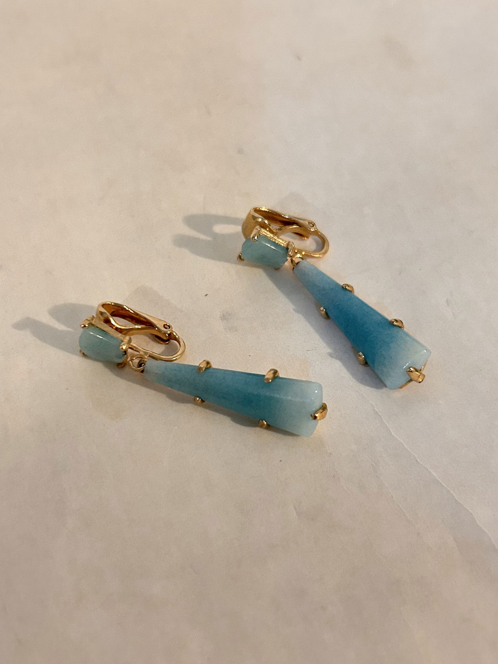 Marvella Vintage Baby Blue White Clip On Earrings: Marvella Vintage Baby Blue White Clip On Earrings Please view all photos as they are part of the description and condition of this Item, Feel free to contact me with questions or picture requests! Use