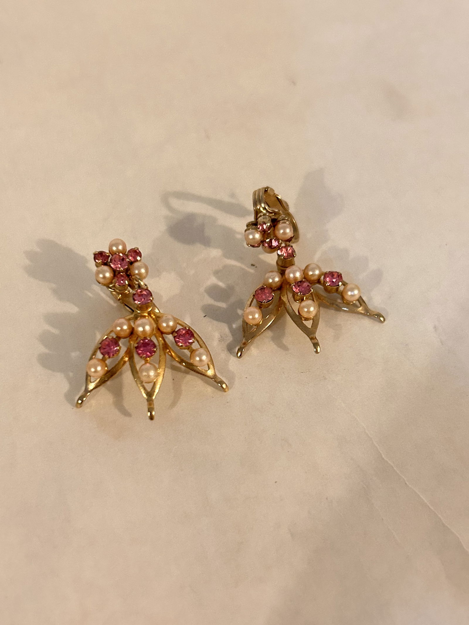 Vintage KRAMER Pink Rhinestone Clip On floral Earrings: Vintage KRAMER Pink Rhinestone Clip On floral Earrings Please view all photos as they are part of the description and condition of this Item, Feel free to contact me with questions or picture requests