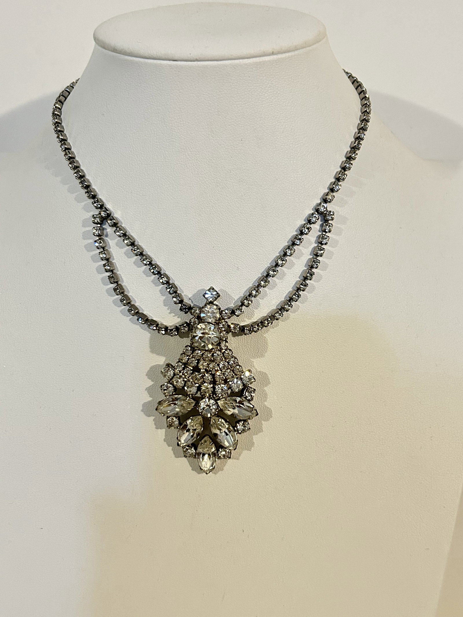 Vintage Rhinestone Elegant Necklace 16": Vintage Rhinestone Elegant Necklace 16" Please view all photos as they are part of the description and condition of this Item, Feel free to contact me with questions or picture requests! Used Item AS 