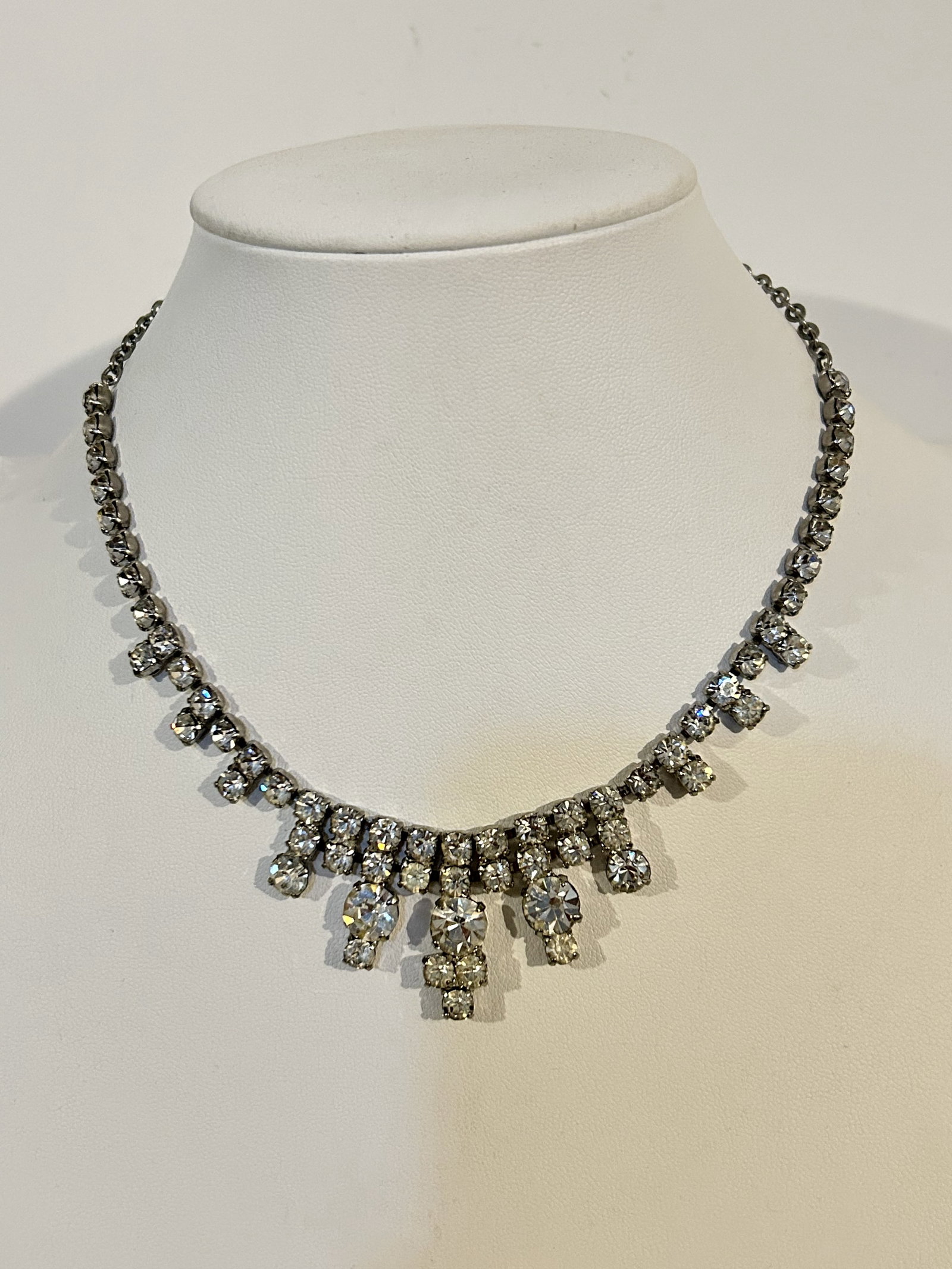 Vintage Elegant Rhinestone choker Necklace 14": Vintage Elegant Rhinestone choker Necklace 14" Please view all photos as they are part of the description and condition of this Item, Feel free to contact me with questions or picture requests! Used I