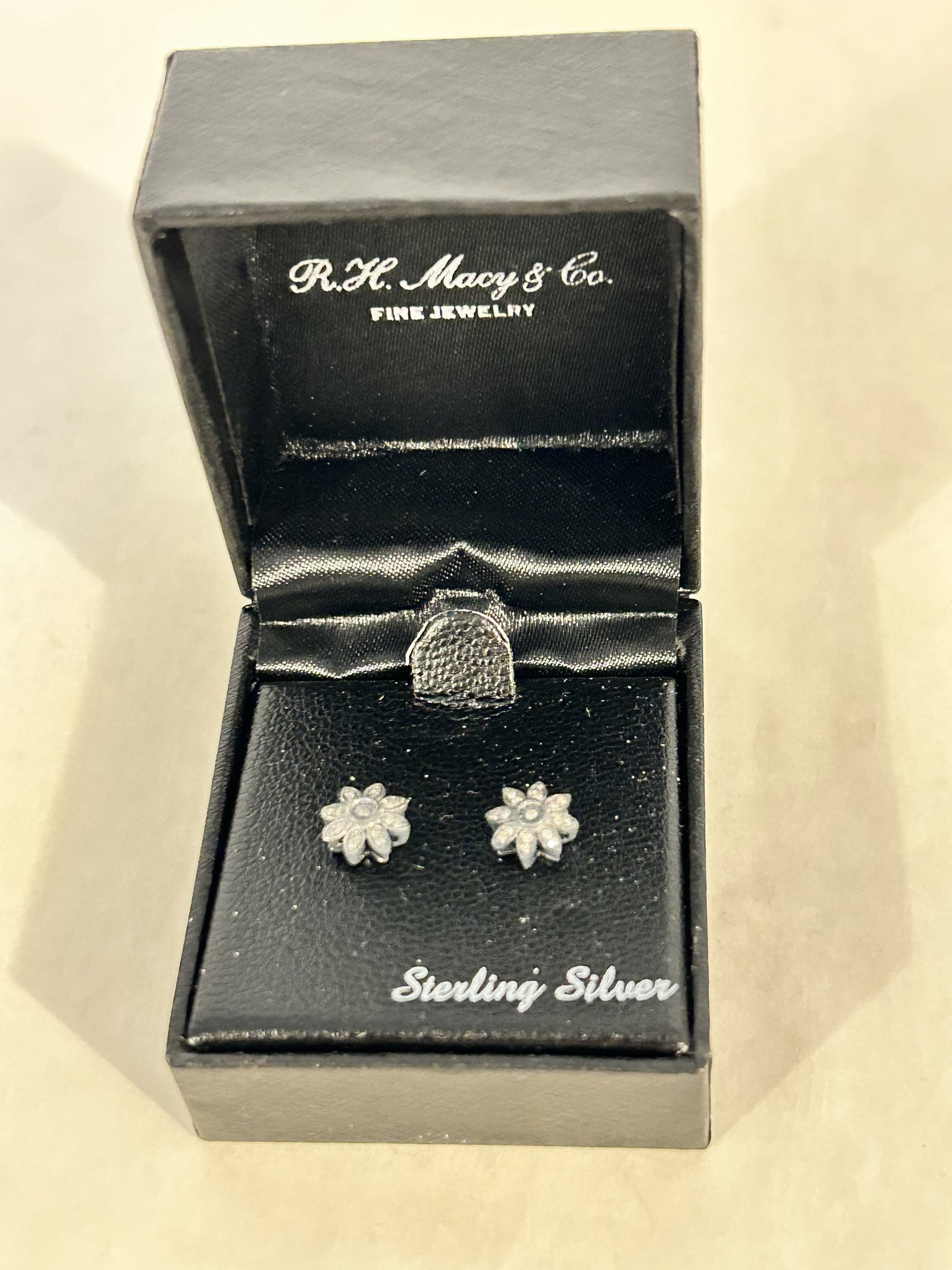 Vintage Sterling Silver post star Earrings: Vintage Sterling Silver post star Earrings Please view all photos as they are part of the description and condition of this Item, Feel free to contact me with questions or picture requests! Used Item 