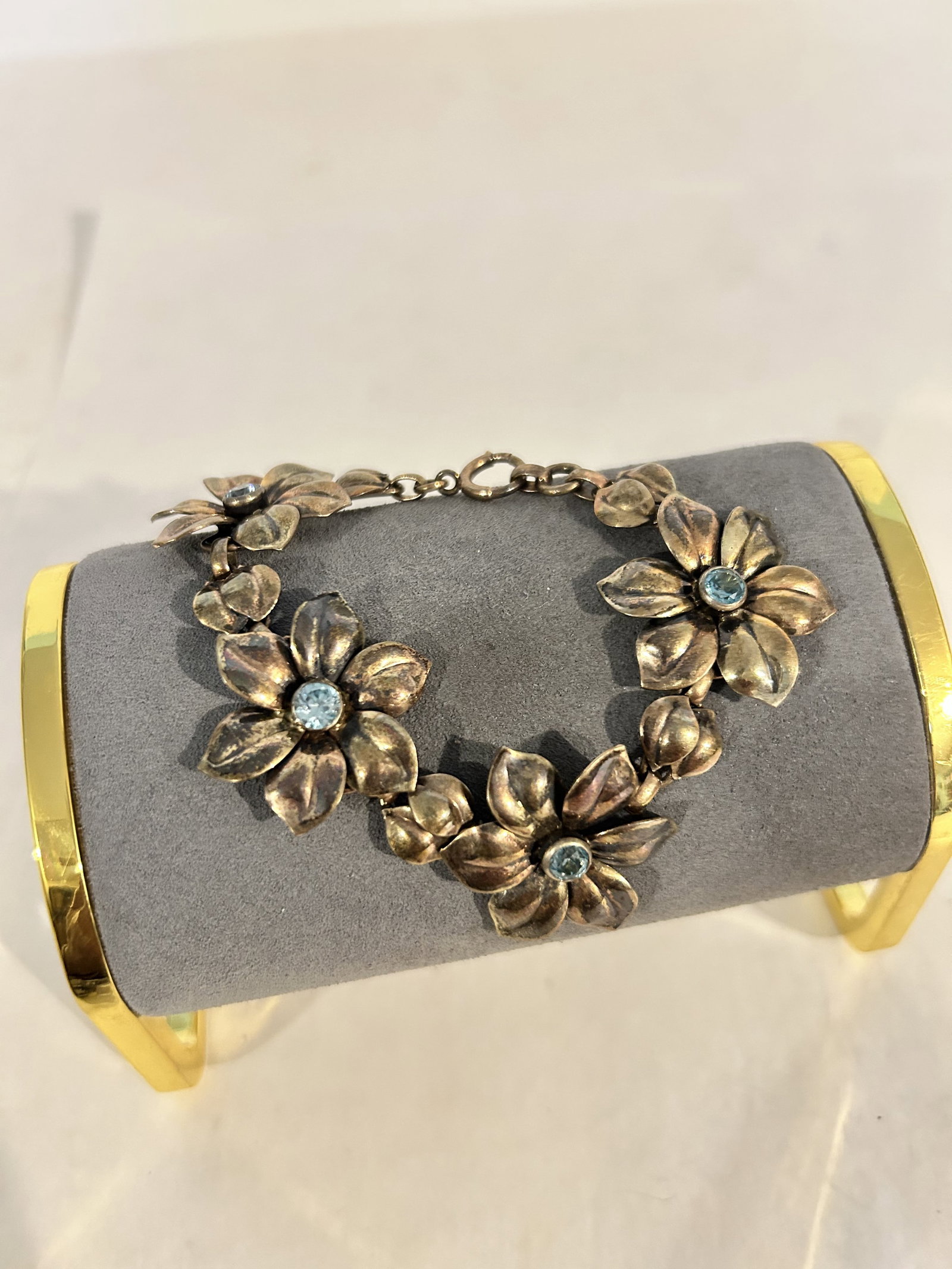 Vintage Sterling Silver Vermeil floral Bracelet 7": Vintage Sterling Silver Vermeil floral Bracelet 7" Please view all photos as they are part of the description and condition of this Item, Feel free to contact me with questions or picture requests! Us