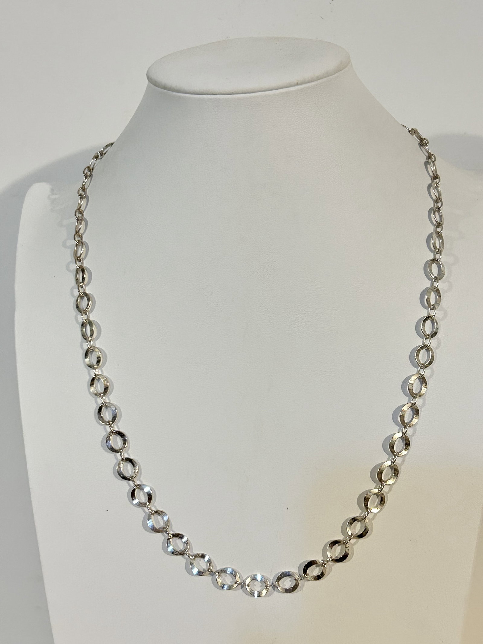 Vintage Sterling Silver Milor Italy link Necklace 23": Vintage Sterling Silver Milor Italy link Necklace 23" Please view all photos as they are part of the description and condition of this Item, Feel free to contact me with questions or picture requests!