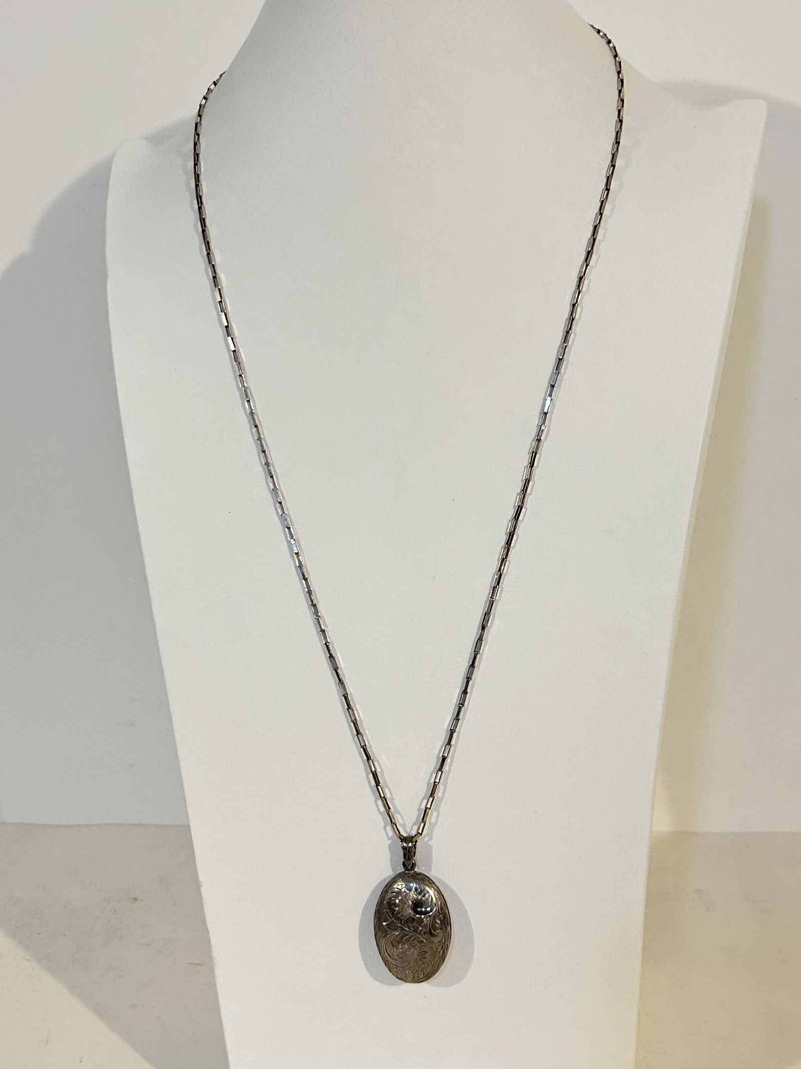 Vintage Sterling Silver engraved locket pendant Necklace 27" (1 of 4)