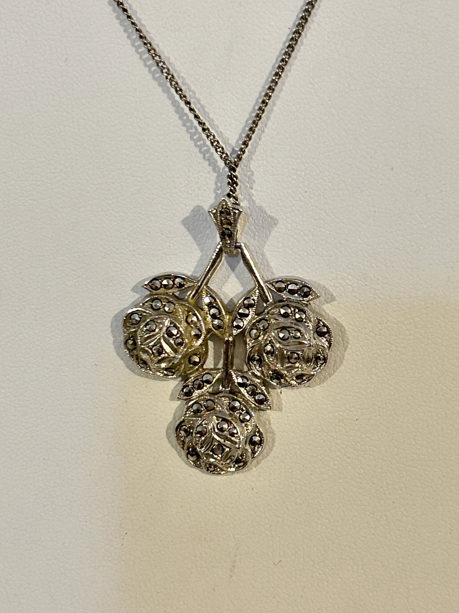 Vintage Sterling Silver marcasite flower pendant Necklace 17": Vintage Sterling Silver marcasite flower pendant Necklace 17" Please view all photos as they are part of the description and condition of this Item, Feel free to contact me with questions or picture r