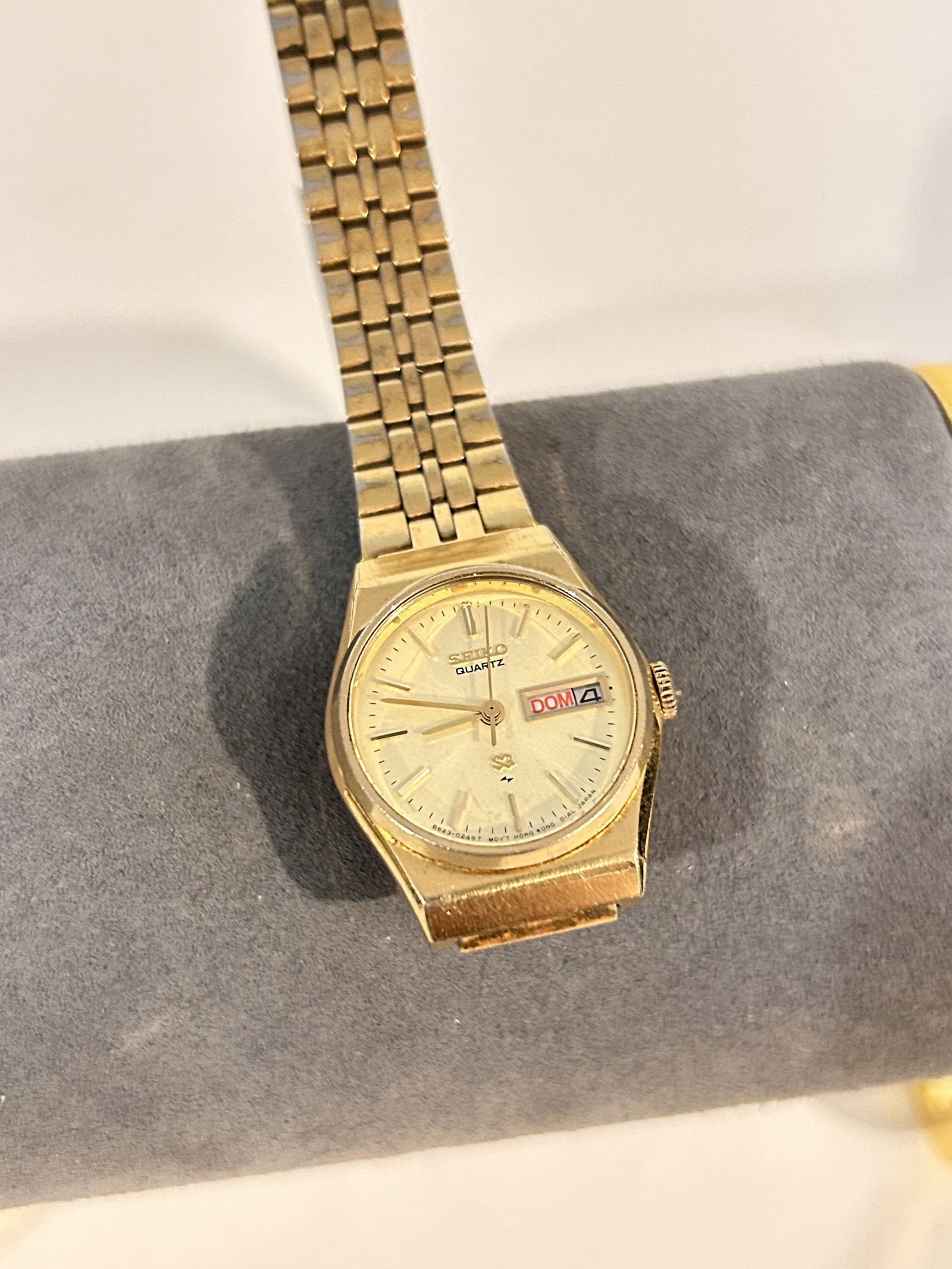 Vtg Seiko SQ Watch Women Gold Tone 8523 working: Vtg Seiko SQ Watch Women Gold Tone 8523 working Please view all photos as they are part of the description and condition of this Item, Feel free to contact me with questions or picture requests! Used