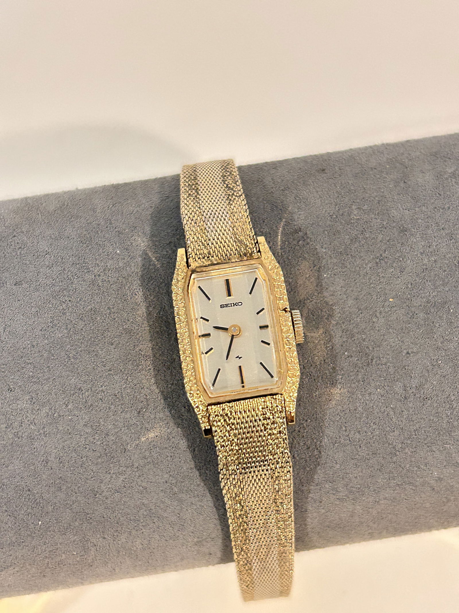 Vintage Seiko Women's Vintage Watch gold tone: Vintage Seiko Women's Vintage Watch gold tone Please view all photos as they are part of the description and condition of this Item, Feel free to contact me with questions or picture requests! Used It