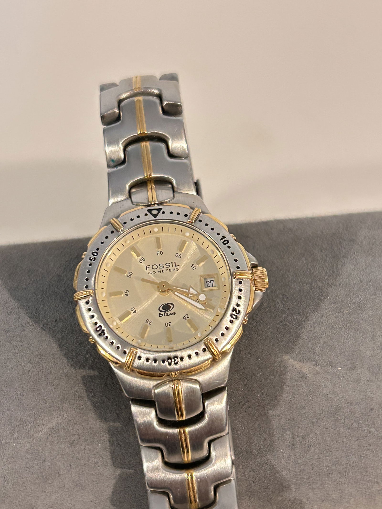 Vintage Fossil blue quartz working Watch: Vintage Fossil blue quartz working Watch Please view all photos as they are part of the description and condition of this Item, Feel free to contact me with questions or picture requests! Used Item AS