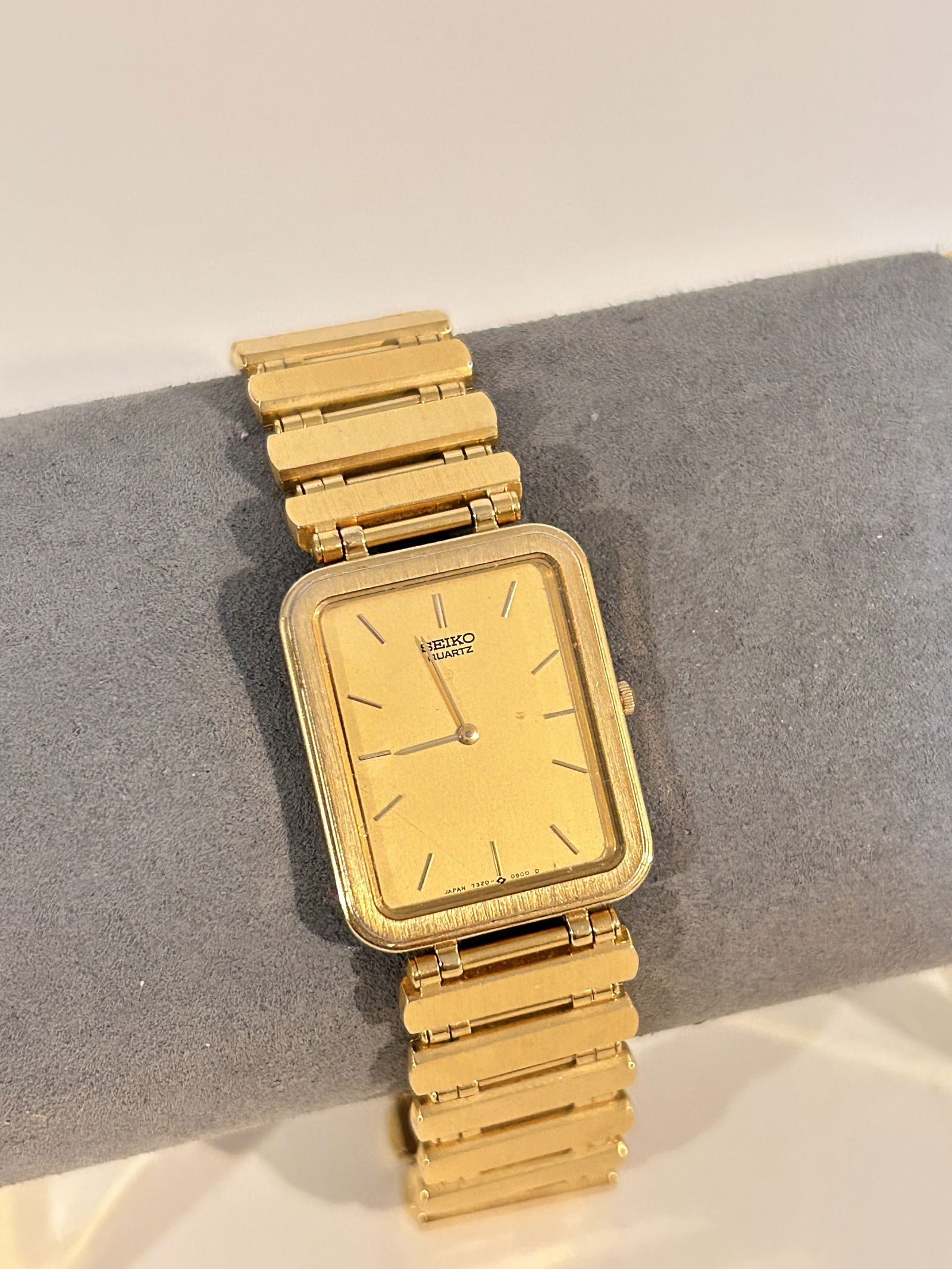 Vintage SEIKO Women's Ultra Slim Dress Watch, 7320 missing pin: Vintage SEIKO Women's Ultra Slim Dress Watch, 7320 missing pin Please view all photos as they are part of the description and condition of this Item, Feel free to contact me with questions or picture