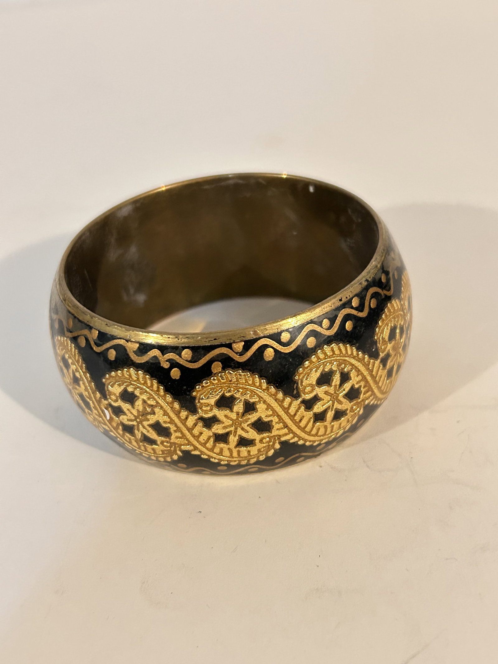 Vintage Brass acrylic gold tone bangle Bracelet 8" (1 of 4)