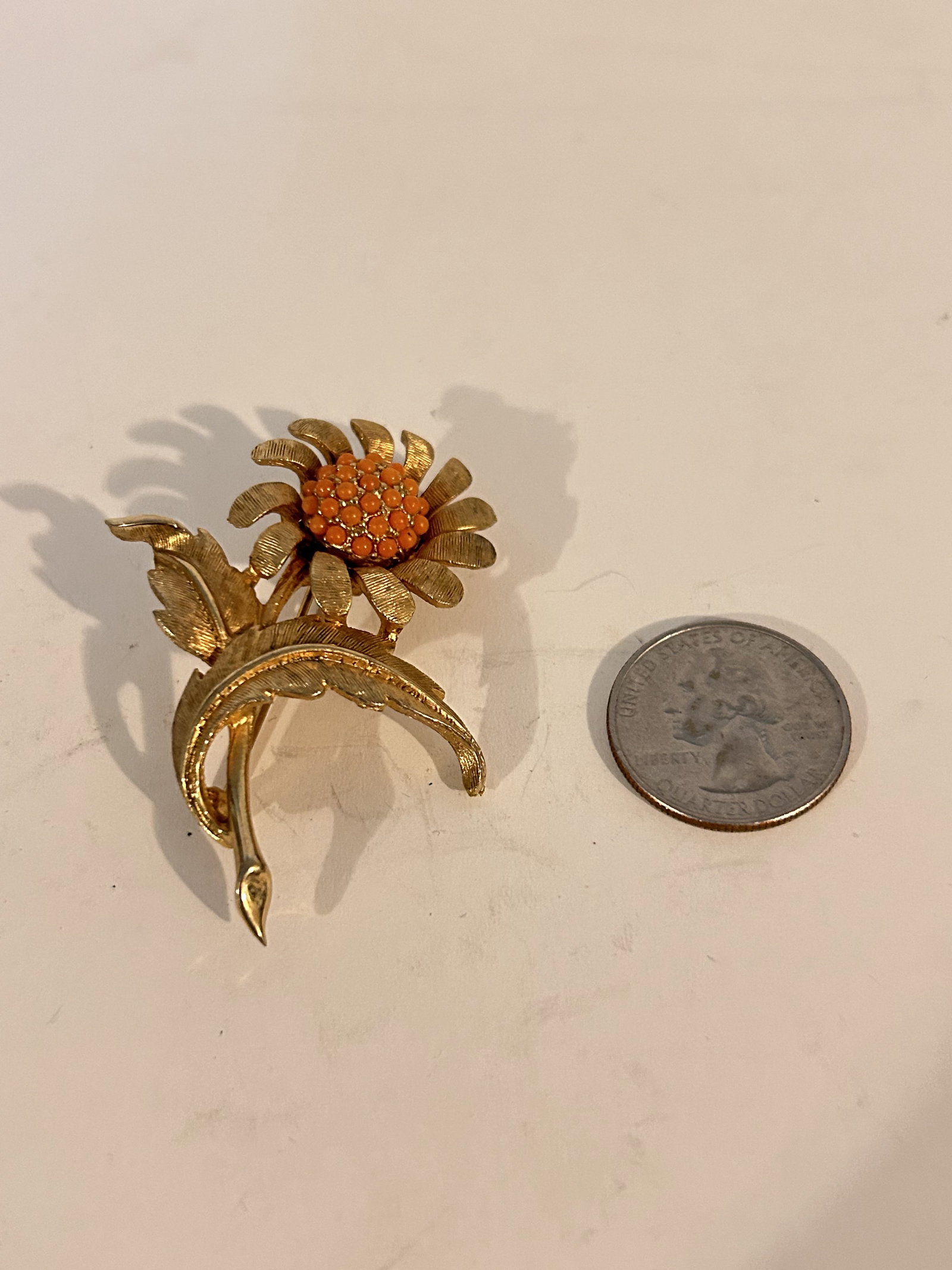 Vintage gold tone daisy flower Brooch: Vintage gold tone daisy flower Brooch Please view all photos as they are part of the description and condition of this Item, Feel free to contact me with questions or picture requests! Used Item AS IS