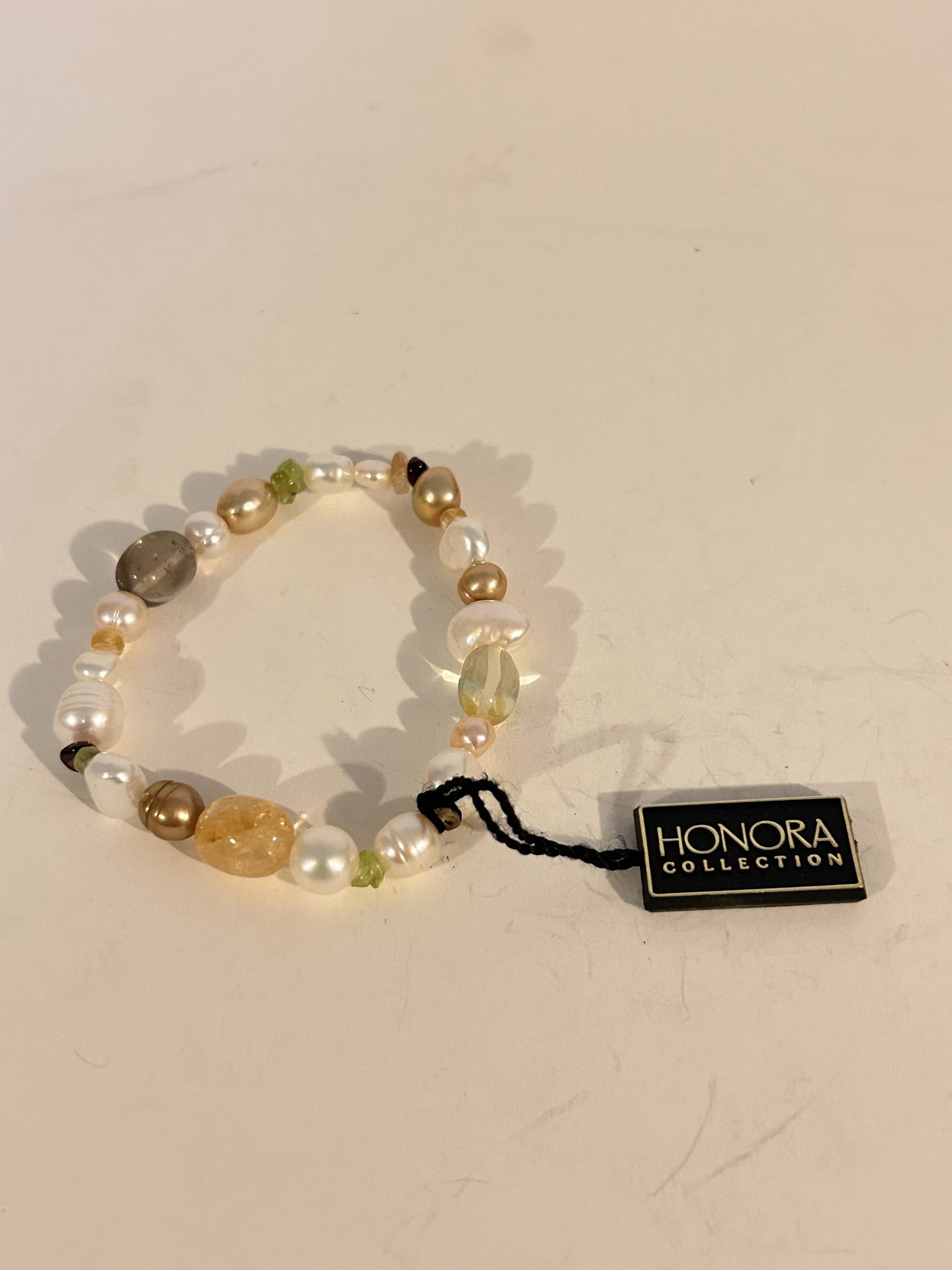 Vintage Honora pearl beaded Bracelet stretch: Vintage Honora pearl beaded Bracelet stretch Please view all photos as they are part of the description and condition of this Item, Feel free to contact me with questions or picture requests! Used Ite