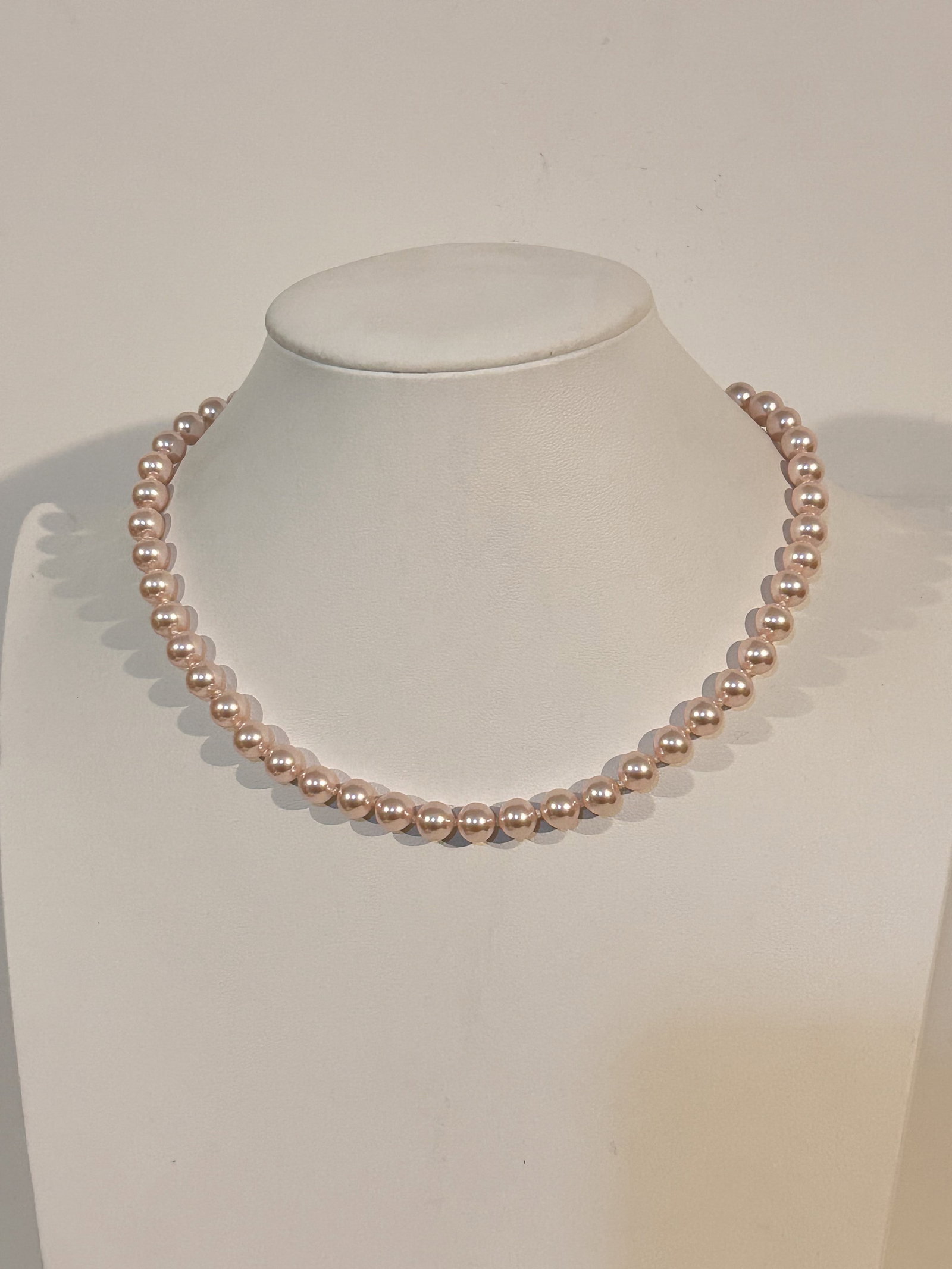 Vintage Jennifer Moore pearl Necklace 16": Vintage Jennifer Moore pearl Necklace 16" Please view all photos as they are part of the description and condition of this Item, Feel free to contact me with questions or picture requests! Used Item A