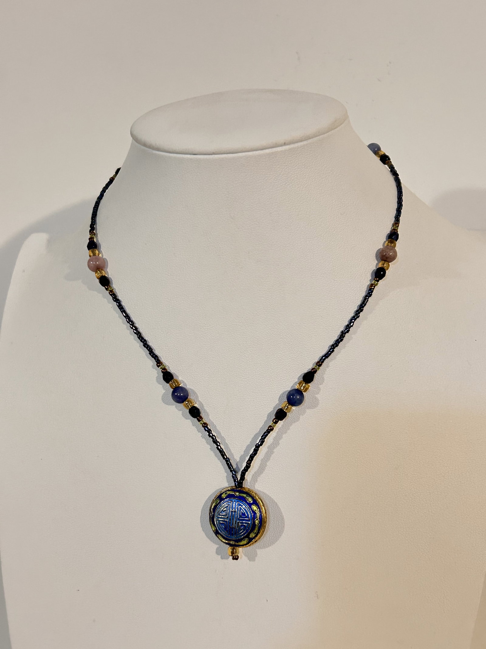 Vintage Cloisonné Blue Design Necklace 17": Vintage Cloisonné Blue Design Necklace 17" Please view all photos as they are part of the description and condition of this Item, Feel free to contact me with questions or picture requests! Used Item
