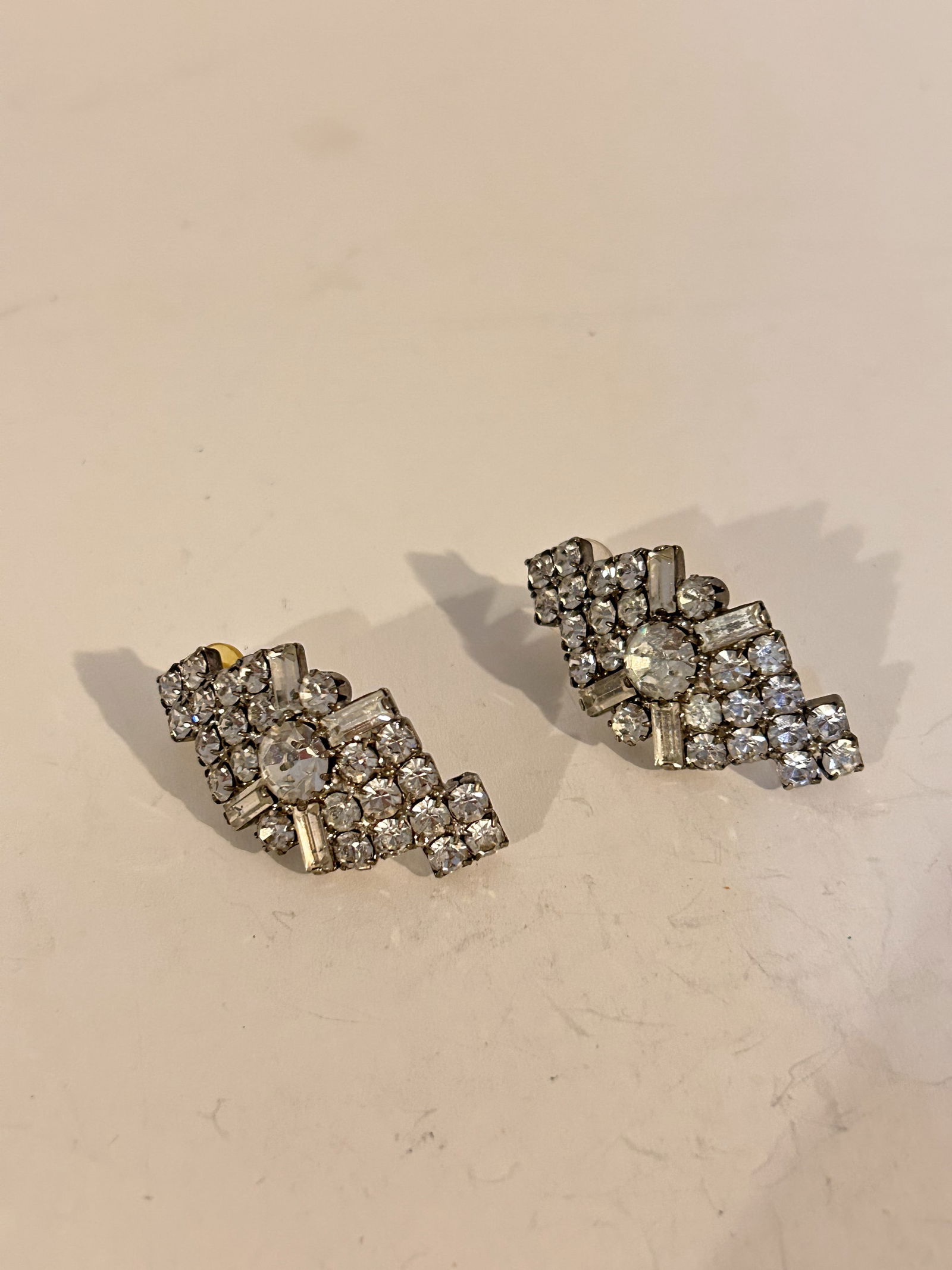 Vintage Rhinestone Pierced Earrings: Vintage Rhinestone Pierced Earrings Please view all photos as they are part of the description and condition of this Item, Feel free to contact me with questions or picture requests! Used Item AS IS