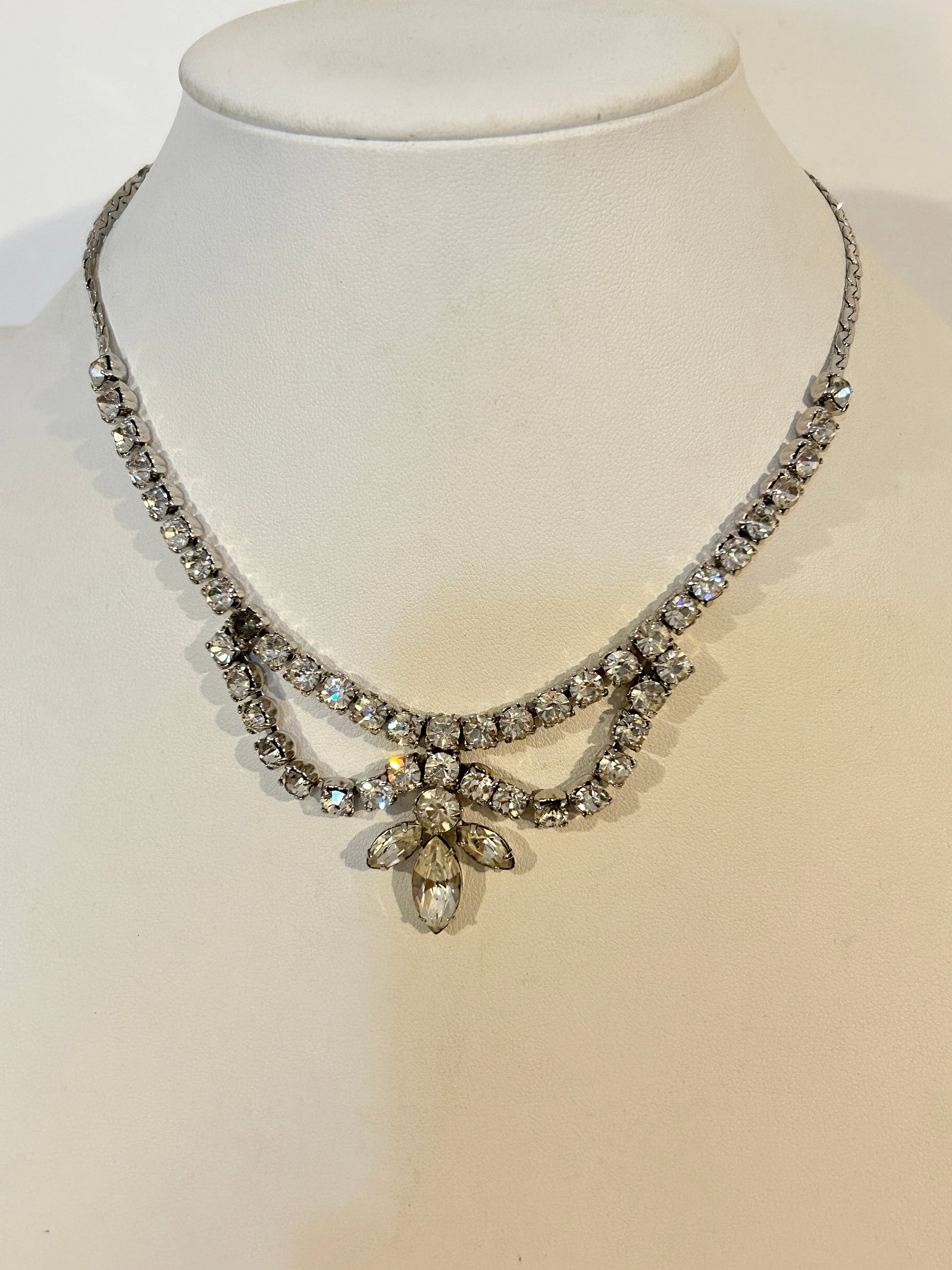 Vintage rhinestone elegant Necklace Sz 12": Vintage rhinestone elegant Necklace Sz 12" Please view all photos as they are part of the description and condition of this Item, Feel free to contact me with questions or picture requests! Used Item 
