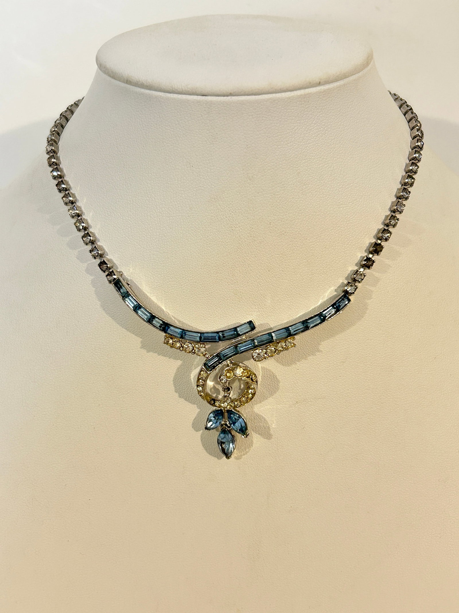 Vintage rhinestone elegant Necklace Sz 12": Vintage rhinestone elegant Necklace Sz 12" Please view all photos as they are part of the description and condition of this Item, Feel free to contact me with questions or picture requests! Used Item 