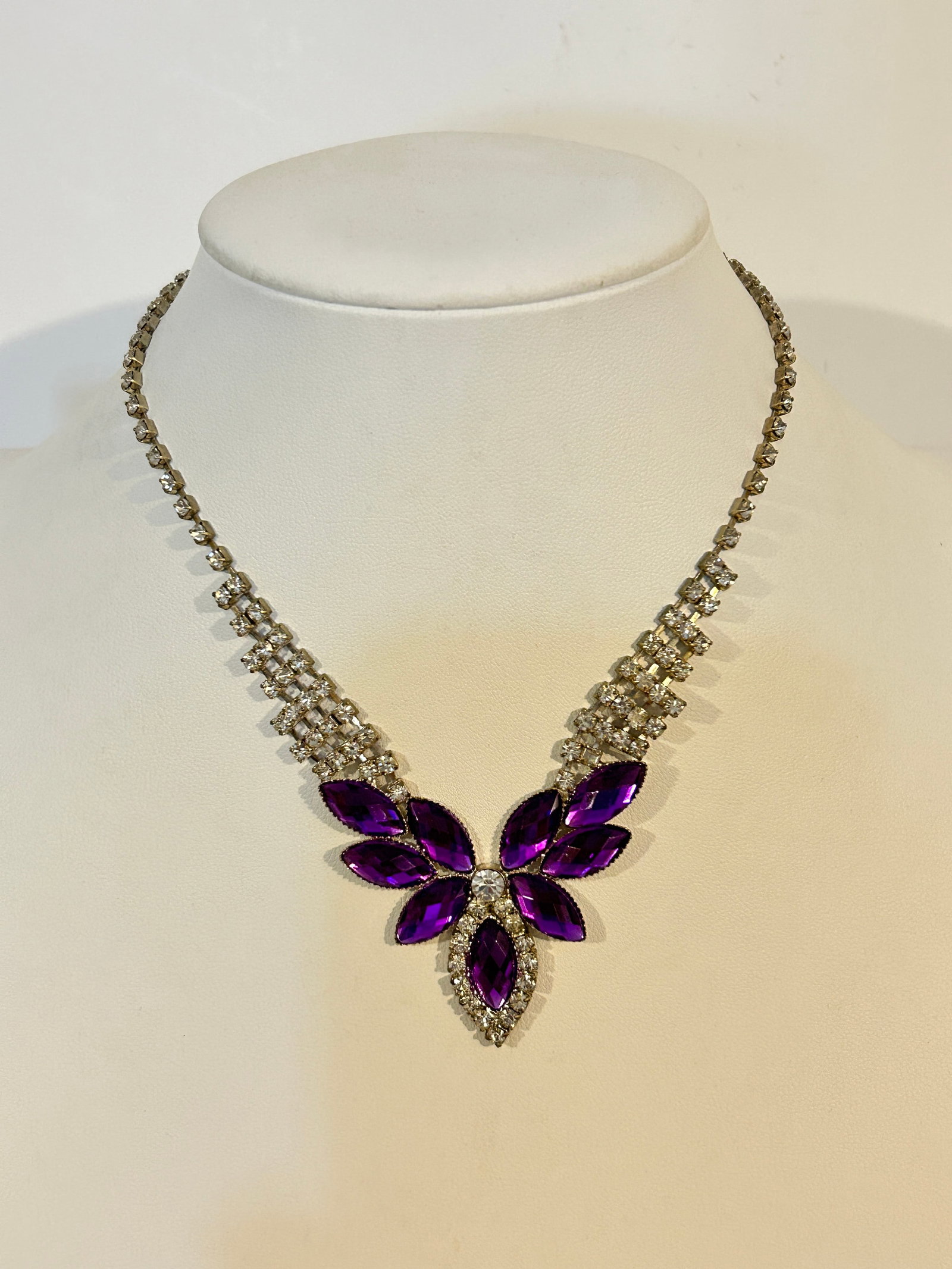Vintage rhinestone elegant Necklace Sz 12": Vintage rhinestone elegant Necklace Sz 12" Please view all photos as they are part of the description and condition of this Item, Feel free to contact me with questions or picture requests! Used Item 
