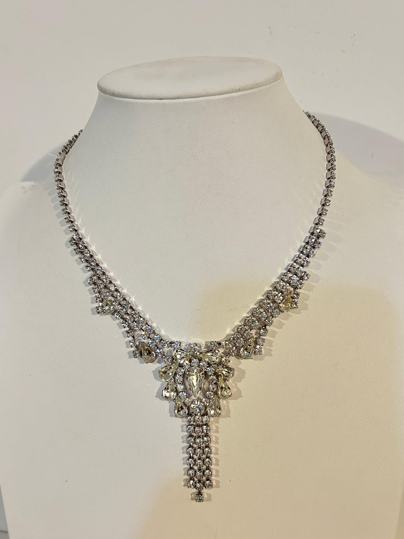 Vintage rhinestone elegant Necklace Sz 12": Vintage rhinestone elegant Necklace Sz 12" Please view all photos as they are part of the description and condition of this Item, Feel free to contact me with questions or picture requests! Used Item 