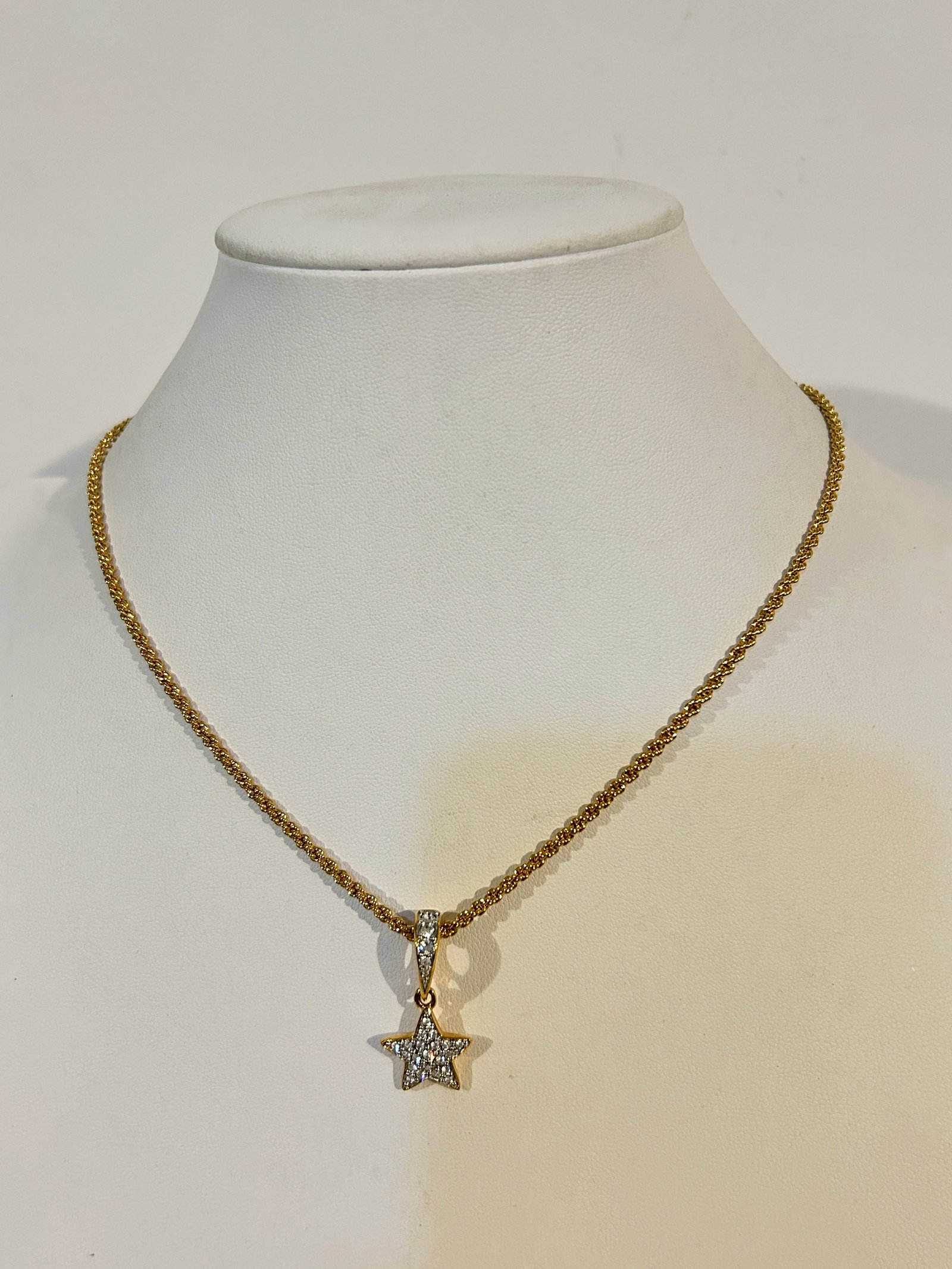 Vintage signed Swarovski crystal necklace Sz 17": Vintage signed Swarovski crystal necklace Sz 17" Please view all photos as they are part of the description and condition of this Item, Feel free to contact me with questions or picture requests! Used