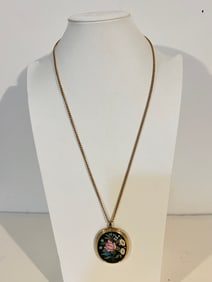 Vintage gold tone Avon pendant Necklace Sz 26"